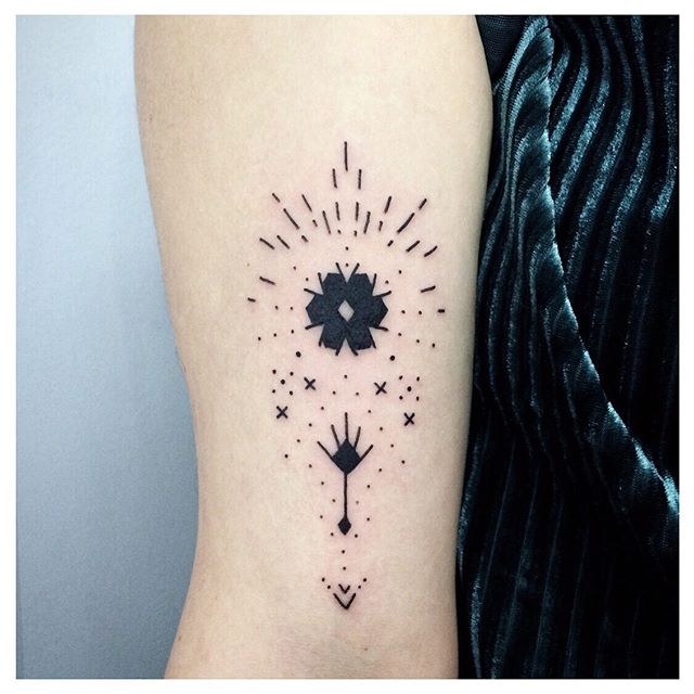 Blue velvet 💙
•
Geometric unity by @ninimalismo that today has her birthday. ❤️💫 happy birthday love! ❤️
•
#geometrictattoo #symboltattoo #magictattoo #dotwork #berlintattoo #londontattoo