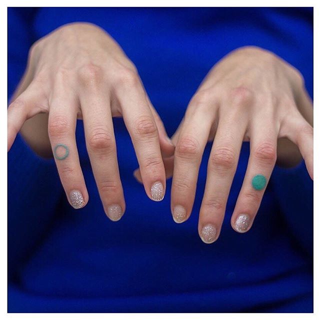 Hand poking causes little trauma to the skin and has a delicate quality that is perfect for fingers •
@tzara_tzara is visiting us for the first time, poking with us from 16-19 October. Check out their instagram for flash!
•
#handpoked #stickandpoke #handtattoo #fingertattoo #colourtattoo #minimaltattoo #circletattoo #contemprorarytattooing #tattooberlin