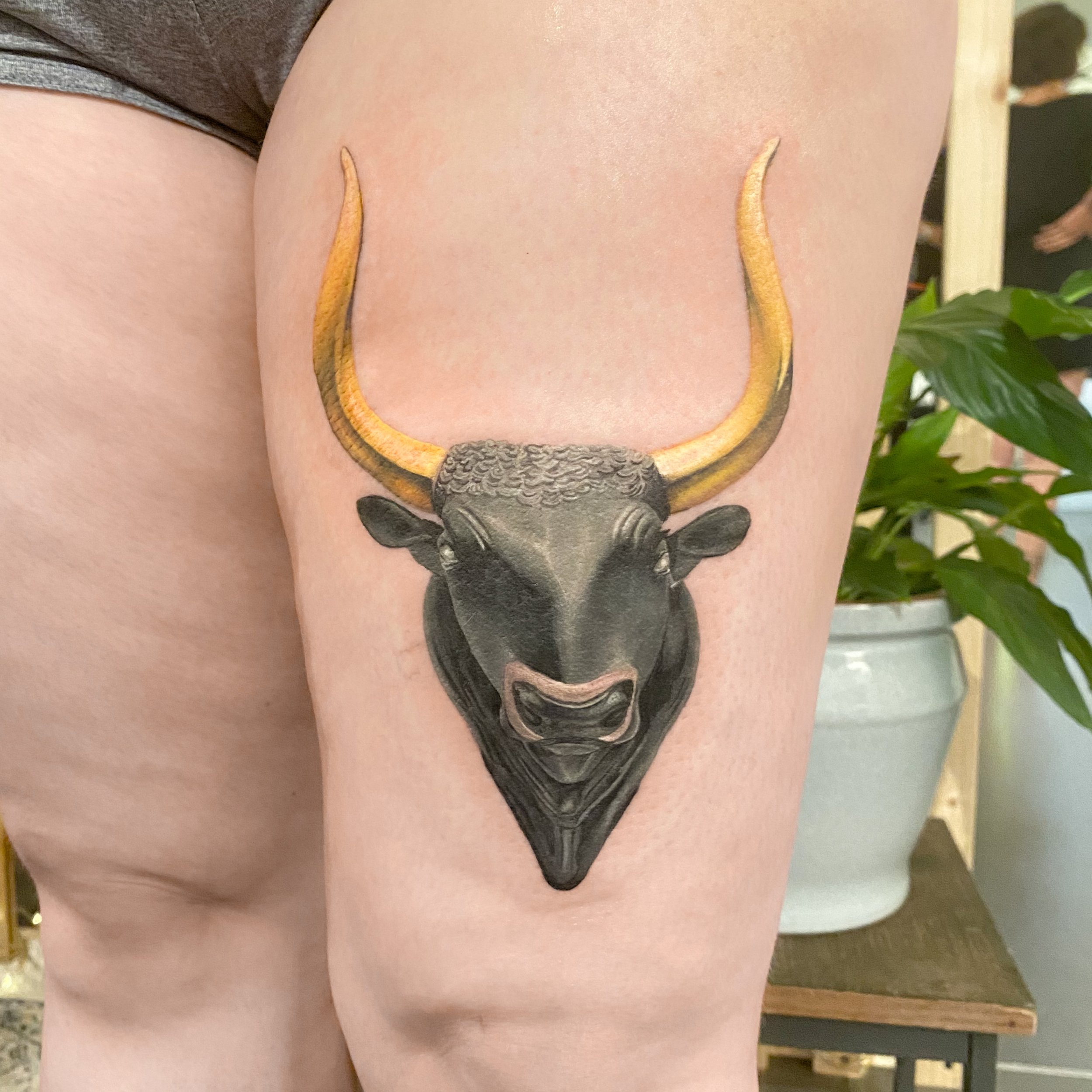 Idole bull with golden horns tattooed on leg by boy.brush.ttt.JPG