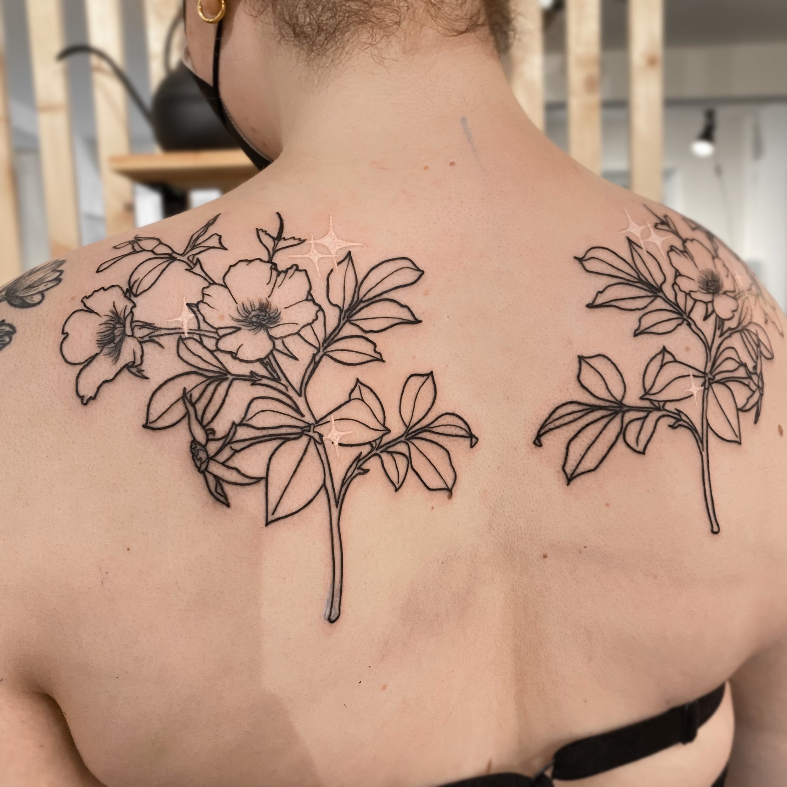 Flowers and white elements tattooed on the upper back by boy.brush.ttt.JPG