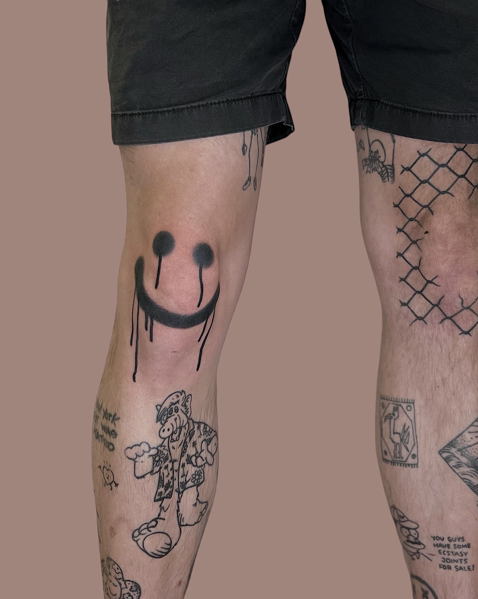 Graphiti like smiley tattooed on knee by Vitya lyuty.JPG