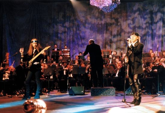  JOSÉ CARRERAS GALA - ULI &amp; KLAUS MEINE &amp; PRAGUE PHILHARMONICS "BRIDGE TO HEAVEN" premiere. Leipzig, Germany - 17. Dec 1995 - German TV (ZDF) 