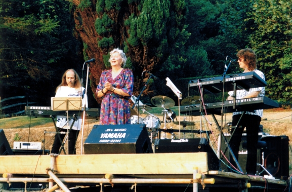  ULI with LEONORA GOLD &amp; DON AIREY (Bernstein, Puccini) Private Garden Party at Earl's Farm, Mark Cross, England 19. August 1995 