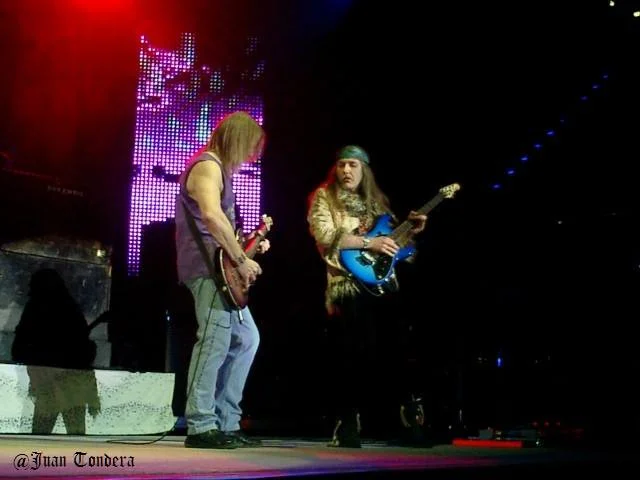 Uli guesting & DEEP PURPLE in Berlin, Max Schmeling Halle, 6. Feb. 2006. Uli plays the Steve Morse signature guitar on "Black Night"
