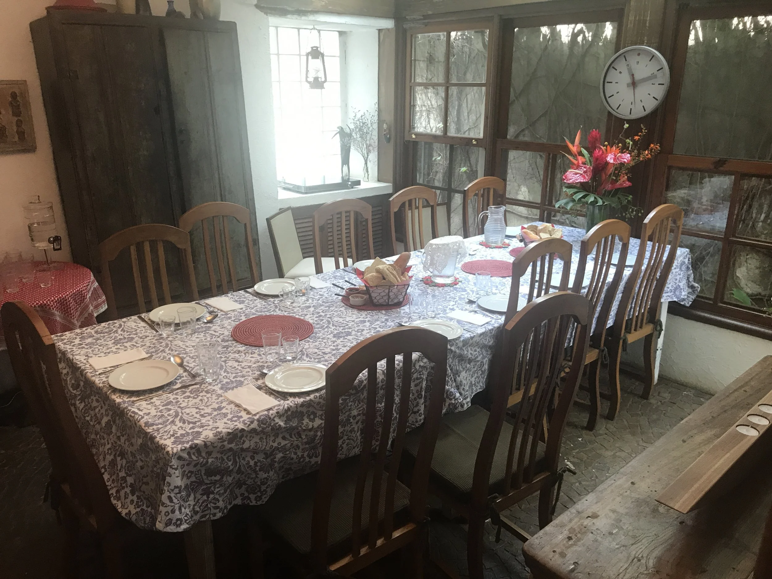 Jantar servido em mesas confortáveis em ambiente aconchegante