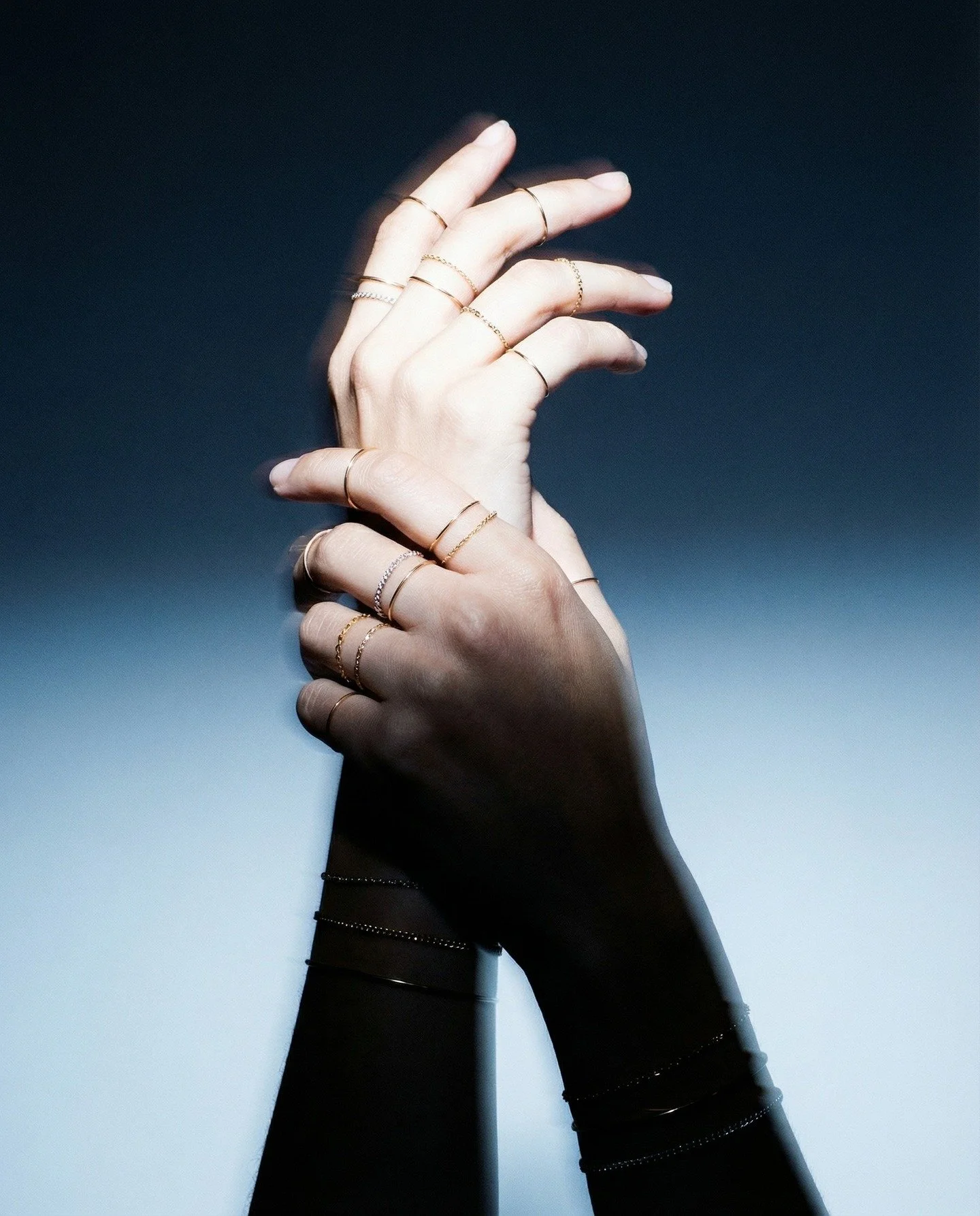 Nothing matches. Everything fits.

#ahrensahrens #madeintention #finerings #delicatejewelry #quietluxury #minimaljewelry #lessbutbetter #everydaygold