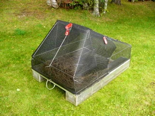 Raft w/full screen cover w/reflectors