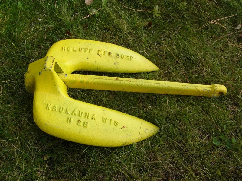 Anchor w/hinged flukes