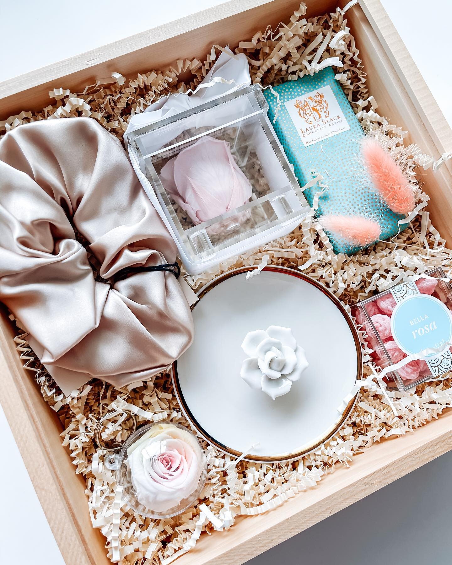 The flourish box is still a fan favourite! 🌺 

#Summer #GiftBox #GourmetChocolates #Pink #BridesmaidGifts #BridalGifts #giftsforher #birthdaygifts