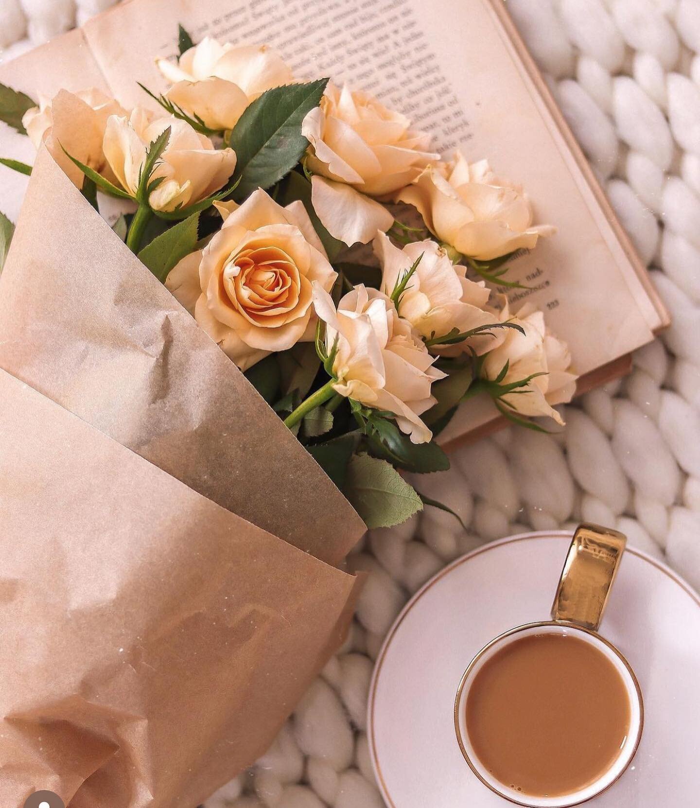 There&rsquo;s just something about coffee and flowers 💐
📸 @ulotne.nastroje 

#Friday #Coffee #Flowers #GoodVibesOnly #Positive #Positivity #Let&rsquo;sDoThis #FridayVibes #Relax