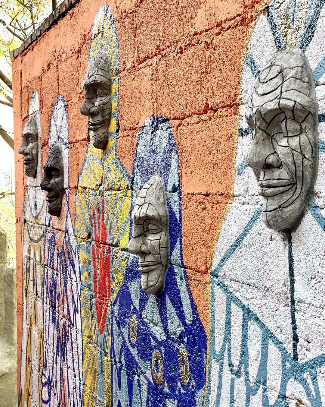 Loved the 3-D faces in this mural by @JuanLuisPotosi in #SMA