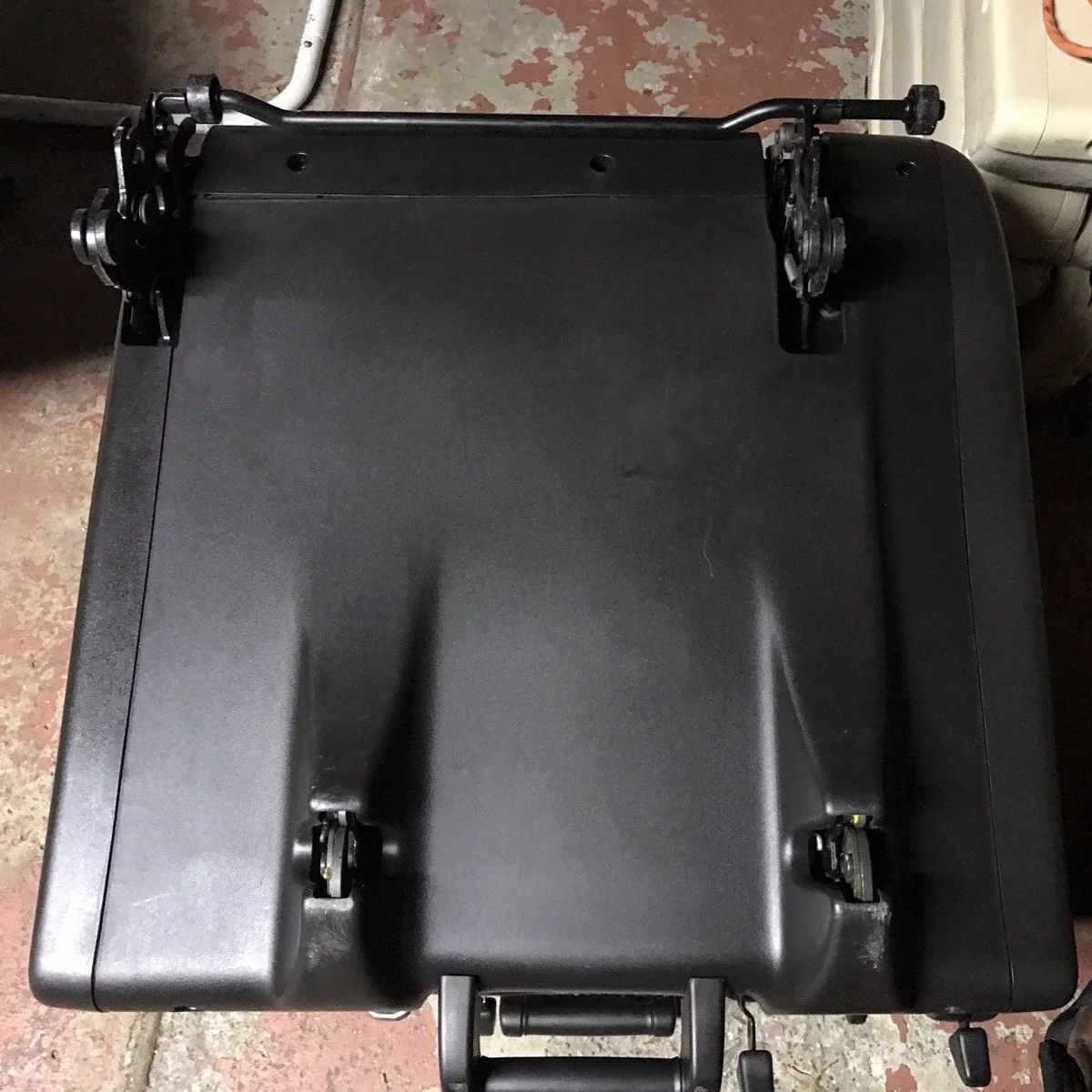 seat+bottom+bracket.jpg
