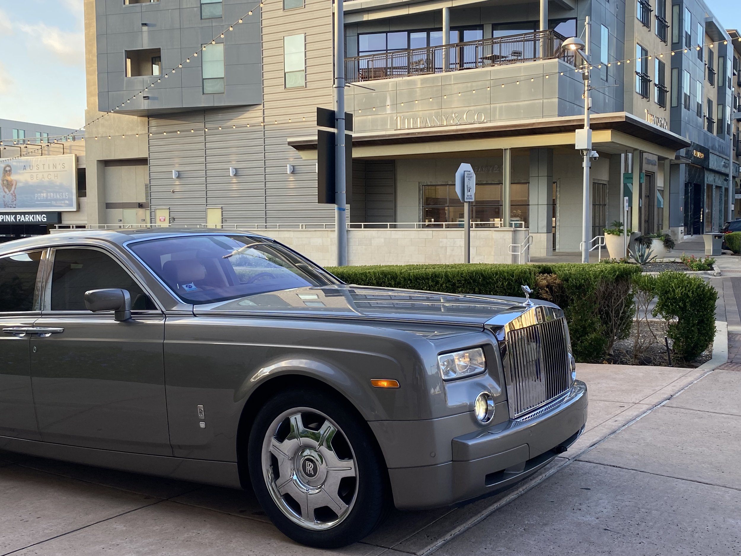 Rolls-Royce introduces hipper, edgier $382,000 SUV for uber-rich young  buyers - ABC News