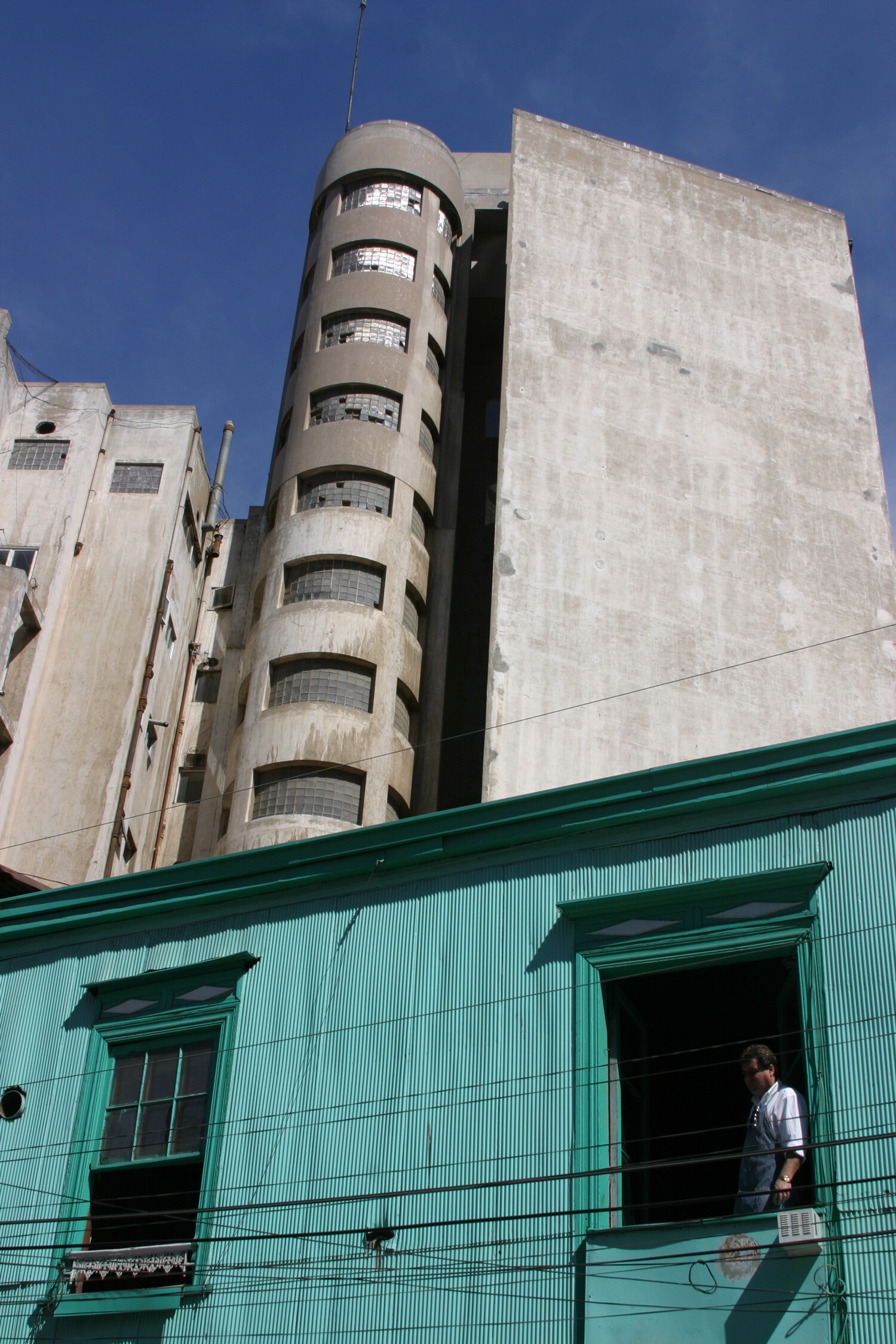 chile_valparaiso_street_window_man.jpg