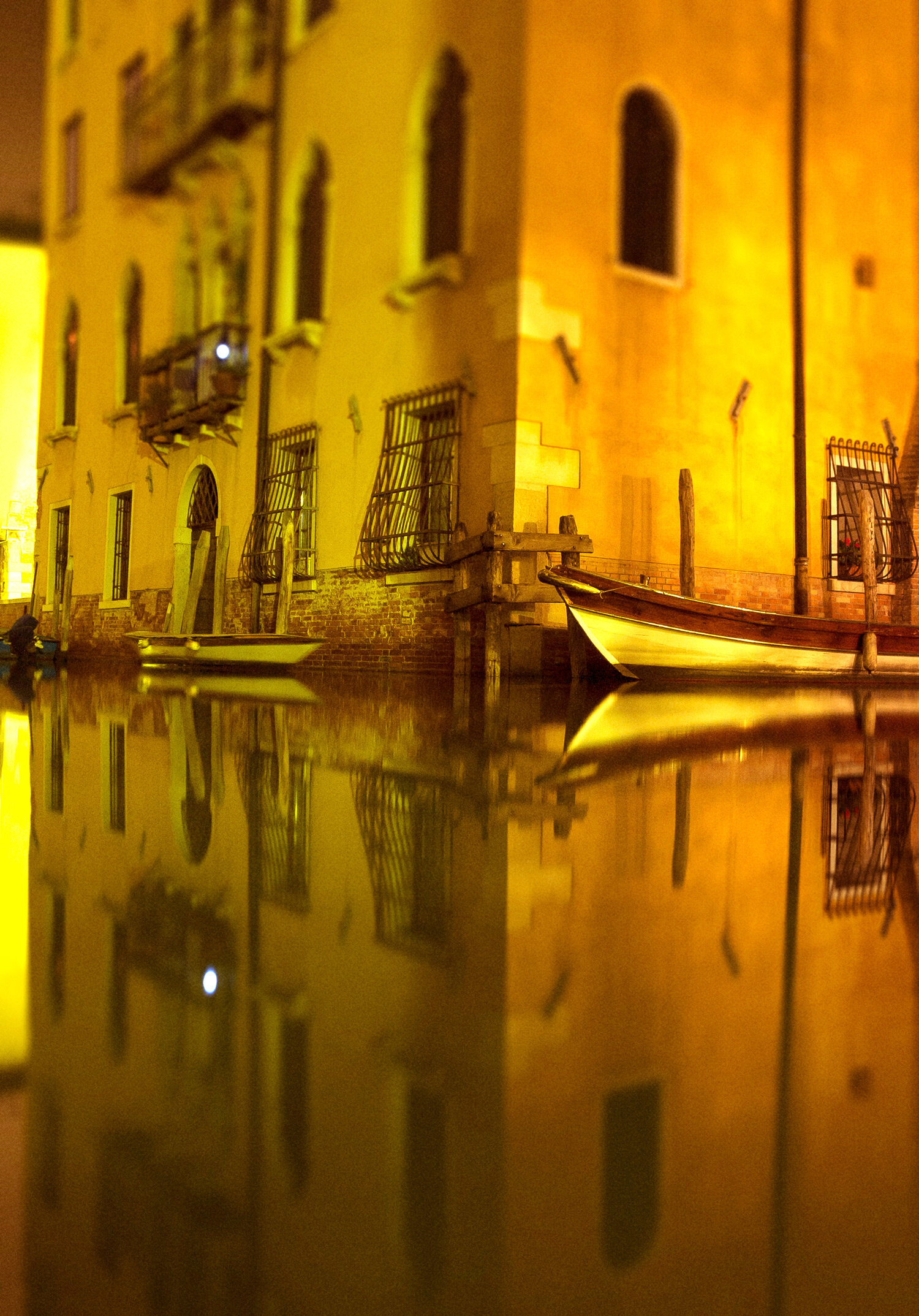 Italy_venice_canal_night_reflections.jpg
