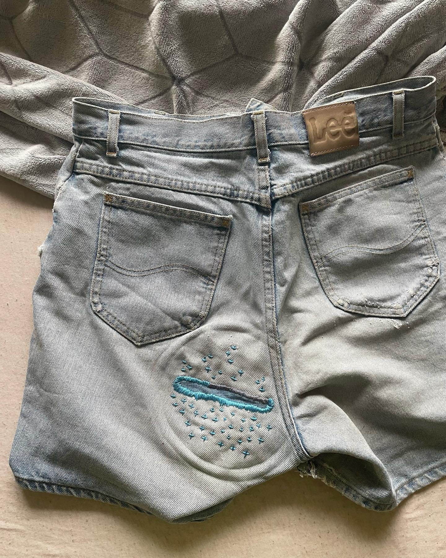 back on my visible mending bs!!!! (yes I keep ripping all my pants) #visiblemending #mending