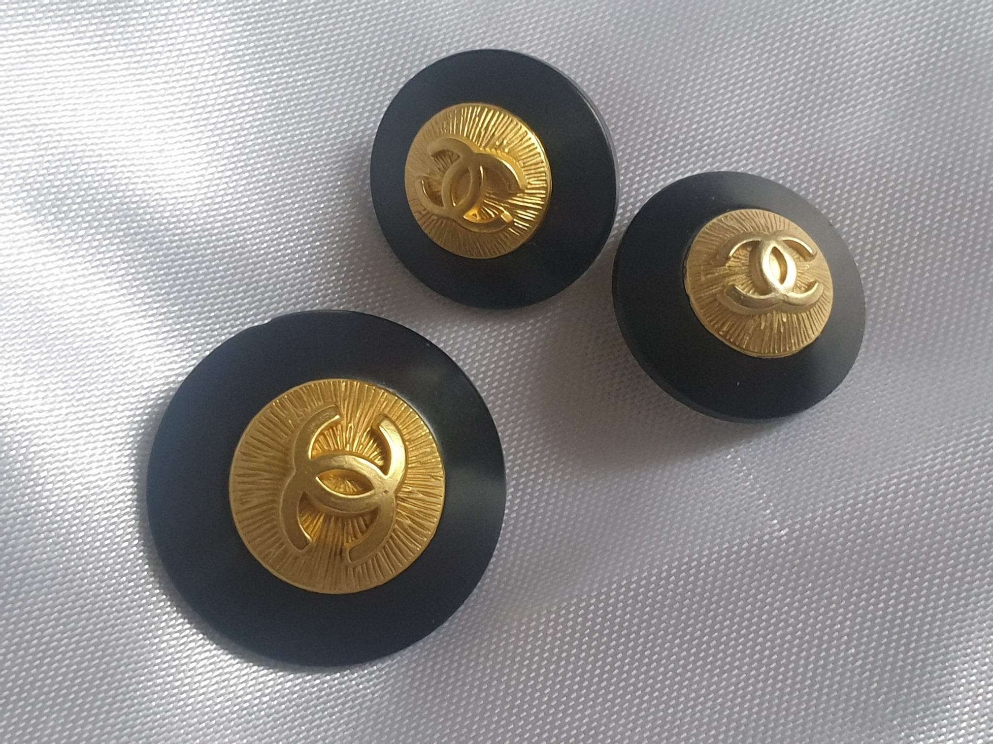 ONE UNIQUE BLACK/GOLD BUTTON 25MM — Made By Adele