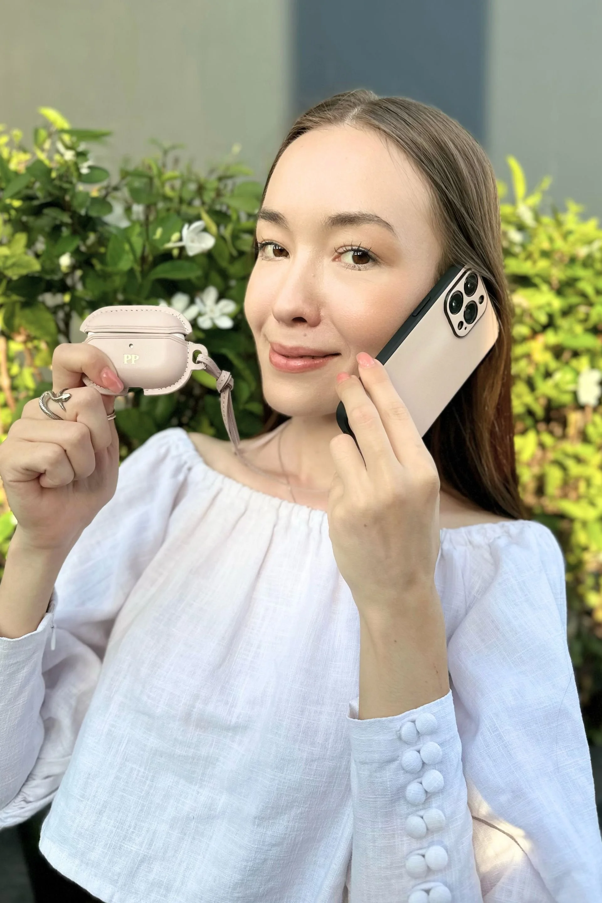 This AirPods Pro Case with Leather Strap ensures that your best tunes are always with you. Style it as a necklace or a bracelet to complete your look.