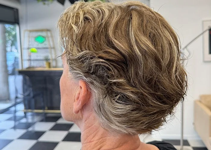 Grey Hair Blending – Der elegante Weg zum natürlichen Grau