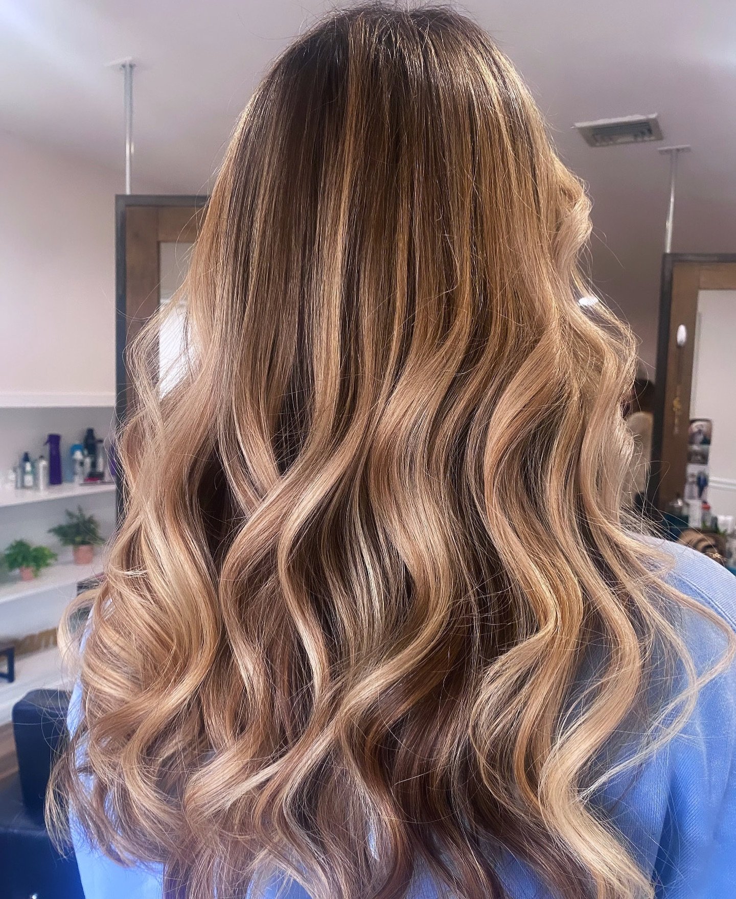 here for the dimension 👏✨ 
.
.
.
#hair #haircolor #balayage #blonde #beachblonde #blondebalayage #brownhair#brunettebalayage #balayagehighlights #babylights #dimension #dimensionalhair#highlights #babylights #balayagehair #hairpainting #hairgoals #h