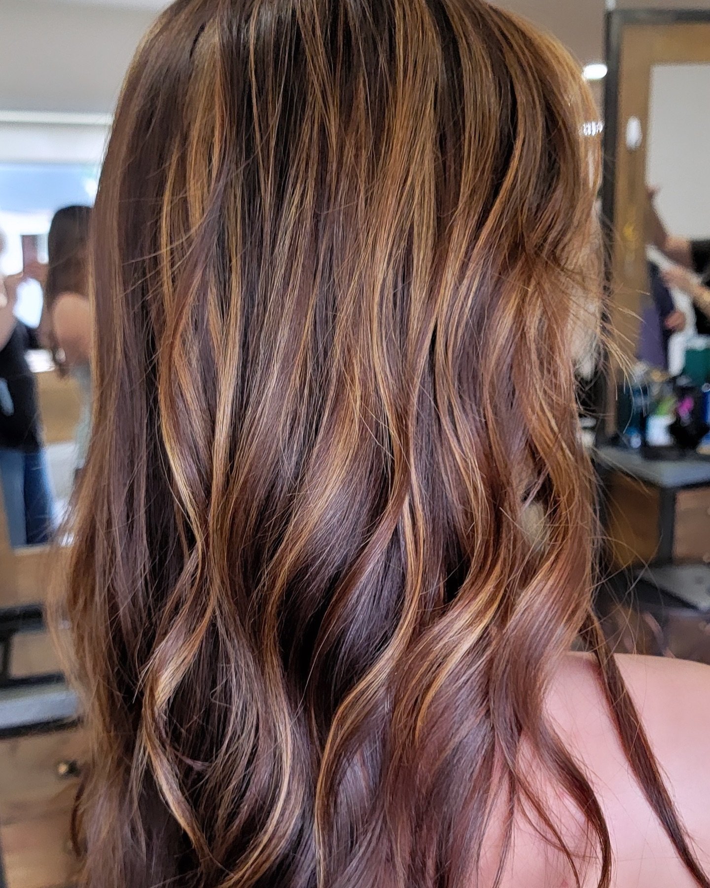 butterscotch balayage ✨✨✨ 
.
.
.
#hair #haircolor #brunette #caramel#caramelhighlights #brunettebalayage #balayage #blondebalayage #balayagehighlights #babylights #dimension #dimensionalhair#highlights #babylights #balayagehair #hairpainting #hairgoa