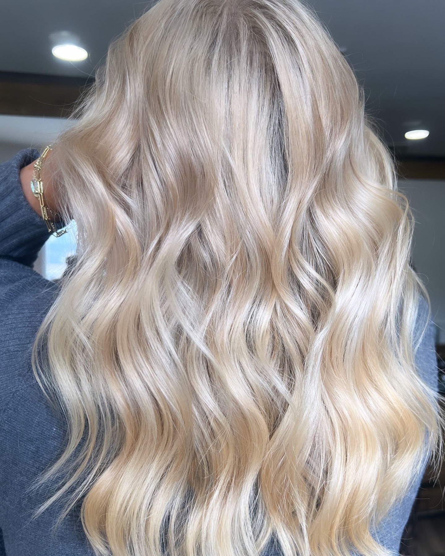 glossy blonde waves ✨✨✨ 
.
.
.
#hair #haircolor #balayage #blondehair #blonde #blondebalayage #balayagehighlights #babylights #dimension #dimensionalhair#highlights #babylights #balayagehair #hairpainting #hairgoals #hairinspo #spartanj #njhair #njha