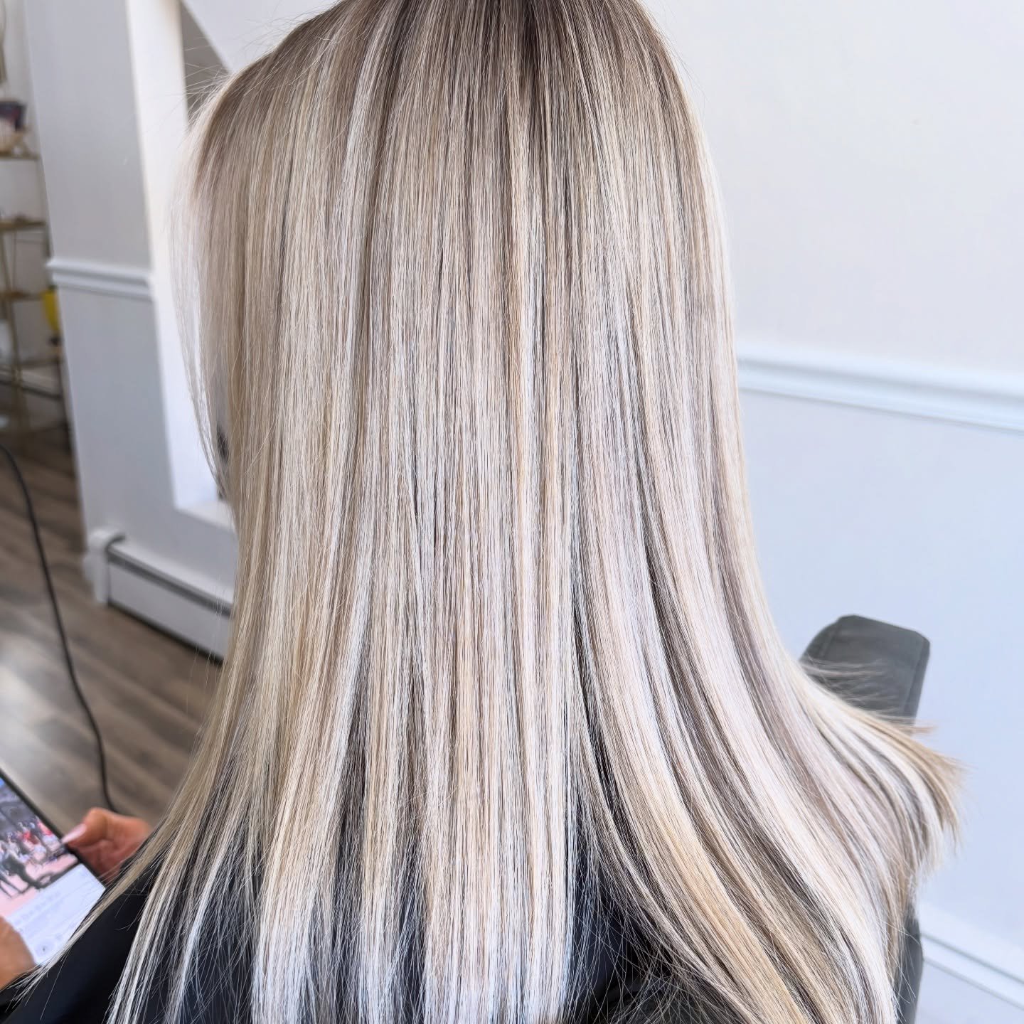 a heavy full foil, a few lowlights, &amp; @redken gloss ❄️
.
.
.
#har #blondebalayage #blondehair #ashblonde