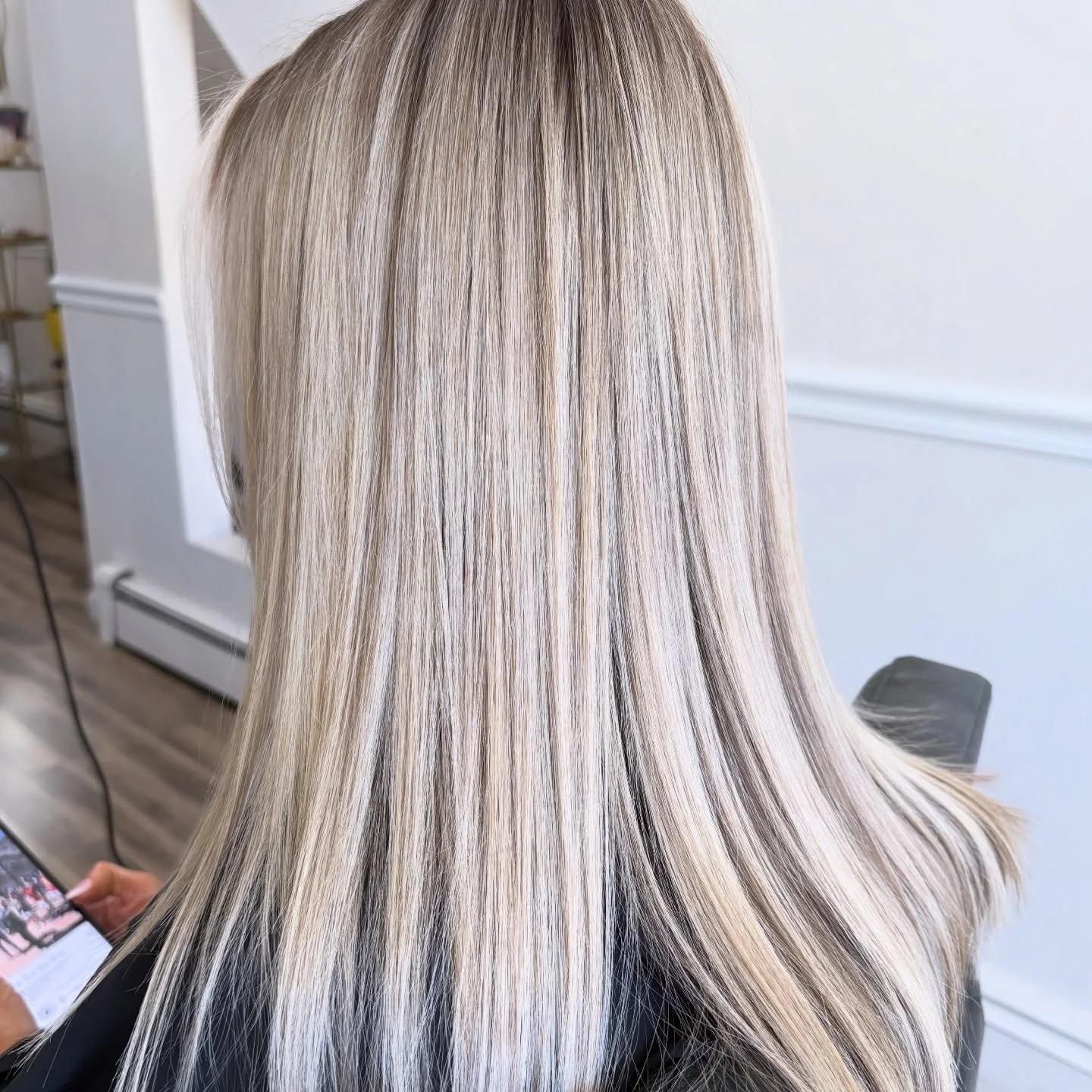 a heavy full foil, a few lowlights, &amp; @redken gloss ❄️
.
.
.
#har #blondebalayage #blondehair #ashblonde