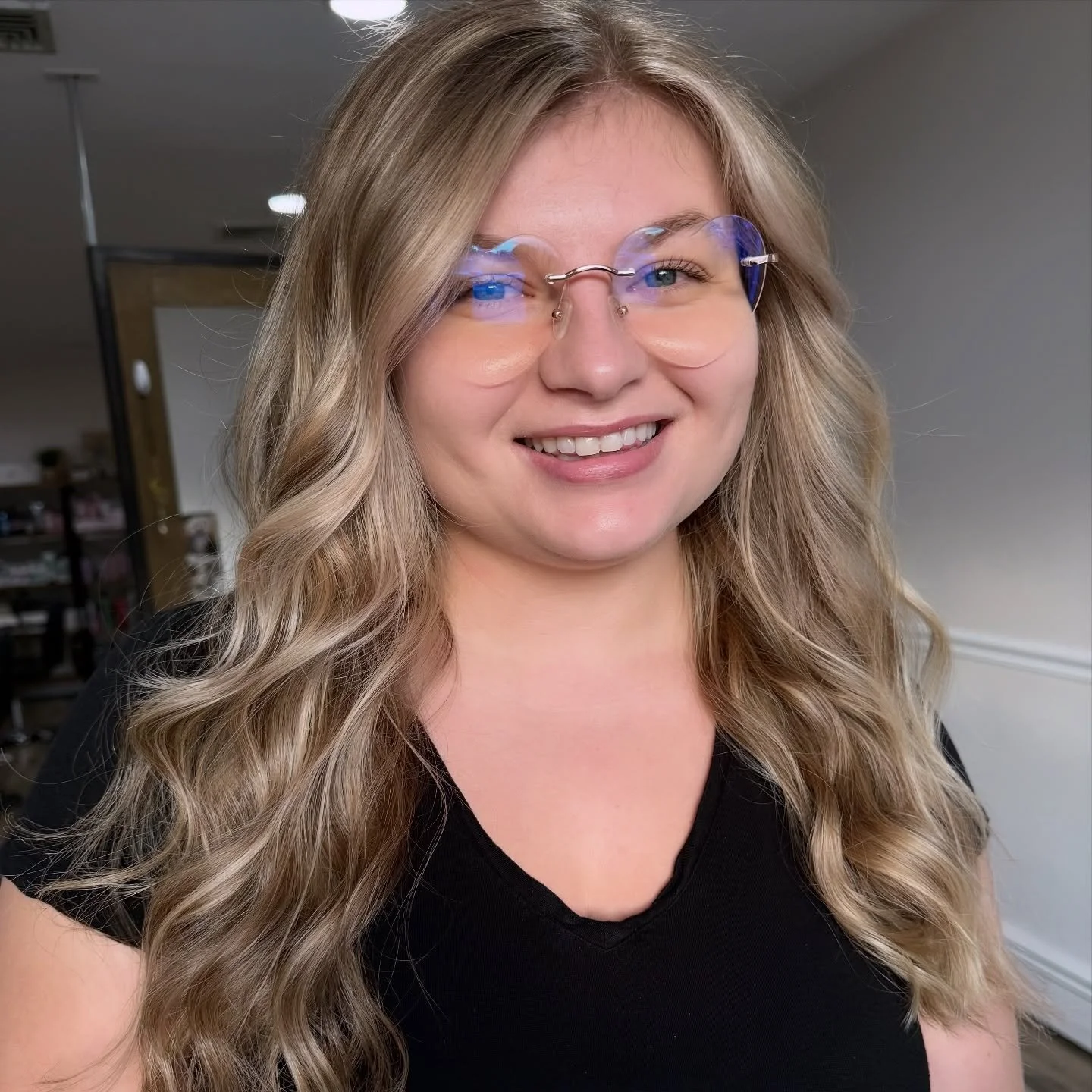 first time ever coloring her hair. thank you for trusting us 💕 
.
.
.
#hair #haircolor #highlights #blonde #brunette#dimension #blondehair #blondebalayage #healthyhair #balayage #balayagehair #blondehighlights #hairgoals #haircolor#balayagehighlight