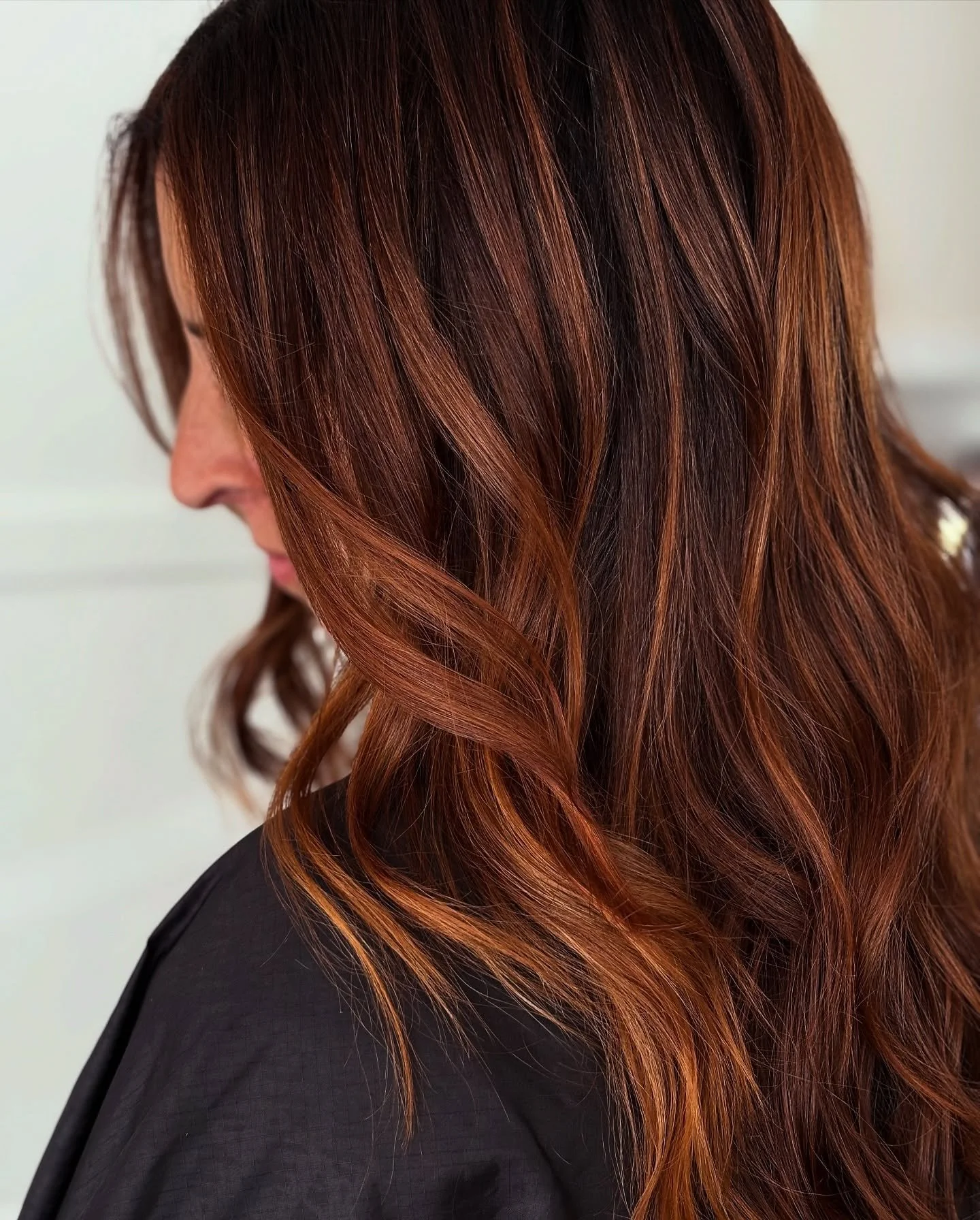 perfect fall tones 🍁 ✨
.
.
.
#hair #haircolor #brunette #darkhair #hairgloss #hairglaze #brunettebalayage #fallhair #copperhair #auburnhair #balayage #brownhair #balayagehighlights #babylights #dimension #dimensionalhair #highlights #lowlights #bala