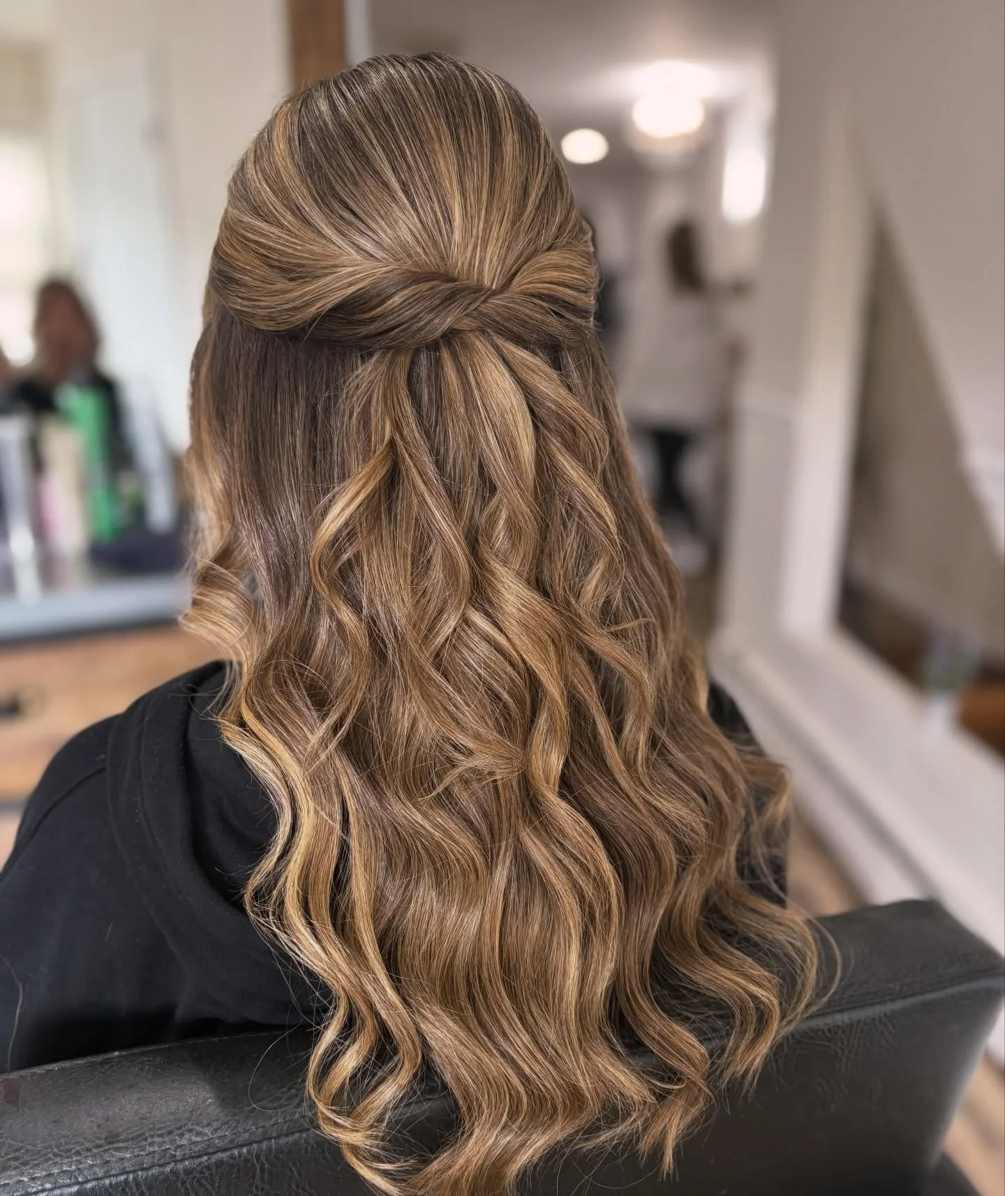 ✨event season ✨ styled by Dom | color by Sarah
.
.
.
#hair #njhairsalon #prom #halfuphair #balayage