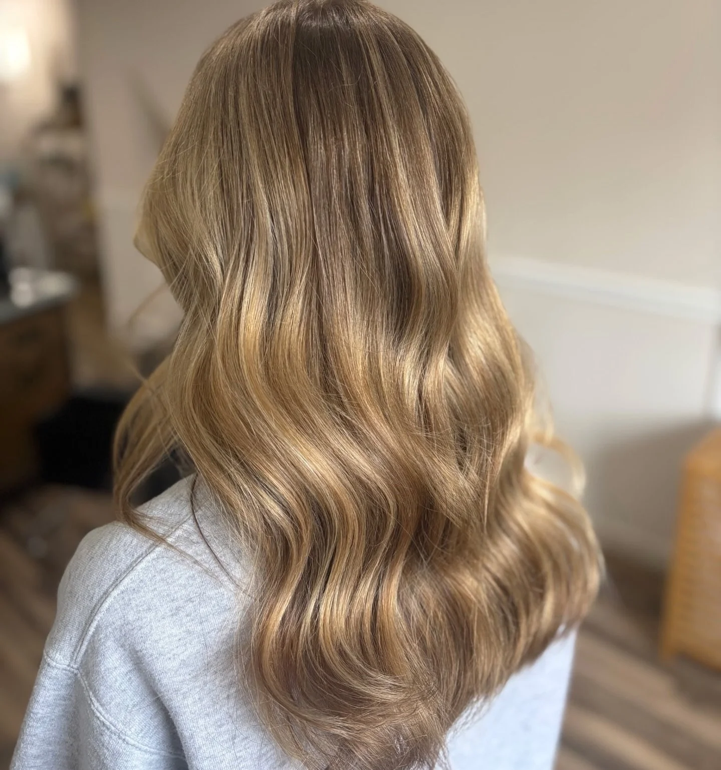 perfectly sunkissed ✨✨
.
.
.
#hair #njhairsalon #balayage #blonde  #redkenshadeseq