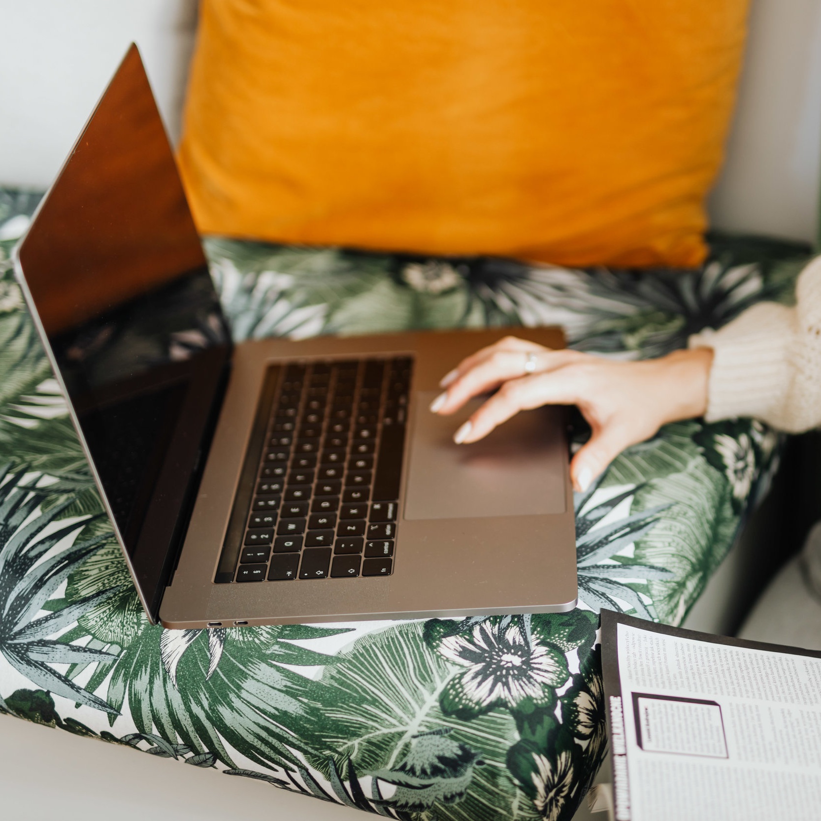kaboompics_A+woman+who+works+with+a+laptop+computer+at+home+%281%29.jpg