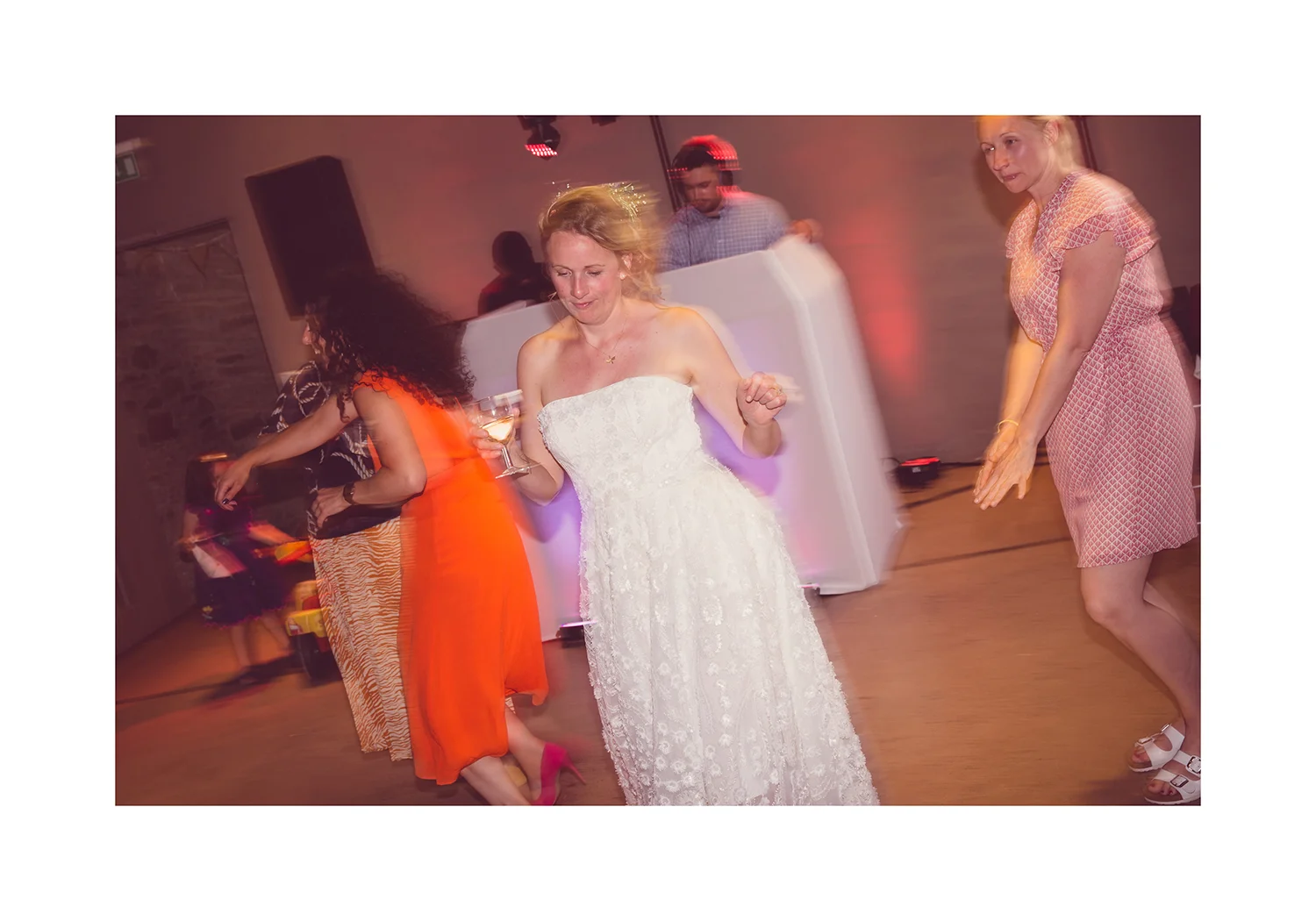 2_0009_dance.jpg