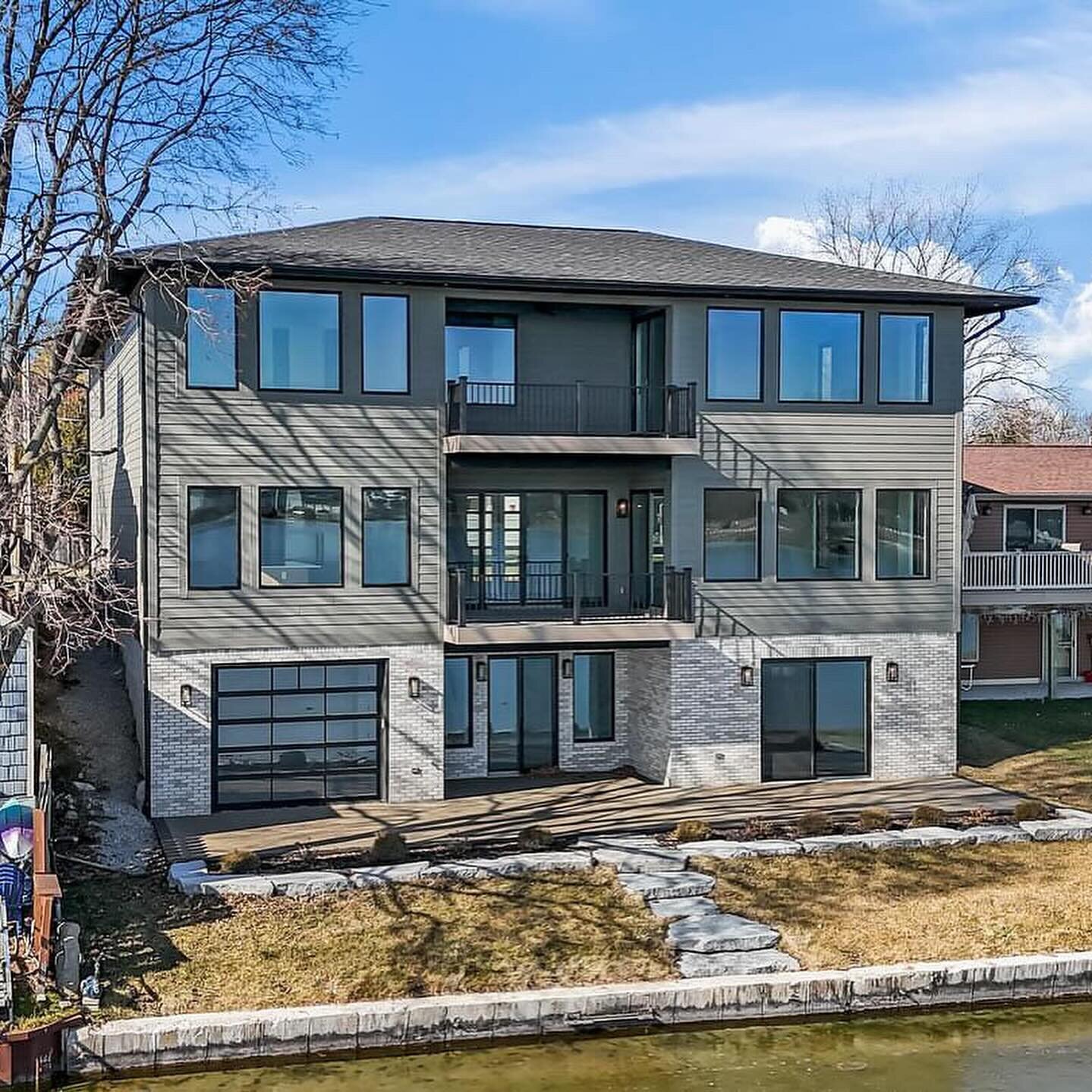 Magnificent Views &amp; New Construction 🏡✨

Luxurious lakeside home with 4 bedrooms, 4 1/2 baths, and gourmet kitchen. Stunning features include Karastan flooring, quartz island, and a master suite with a fireplace. Outside, the estate boasts curb 