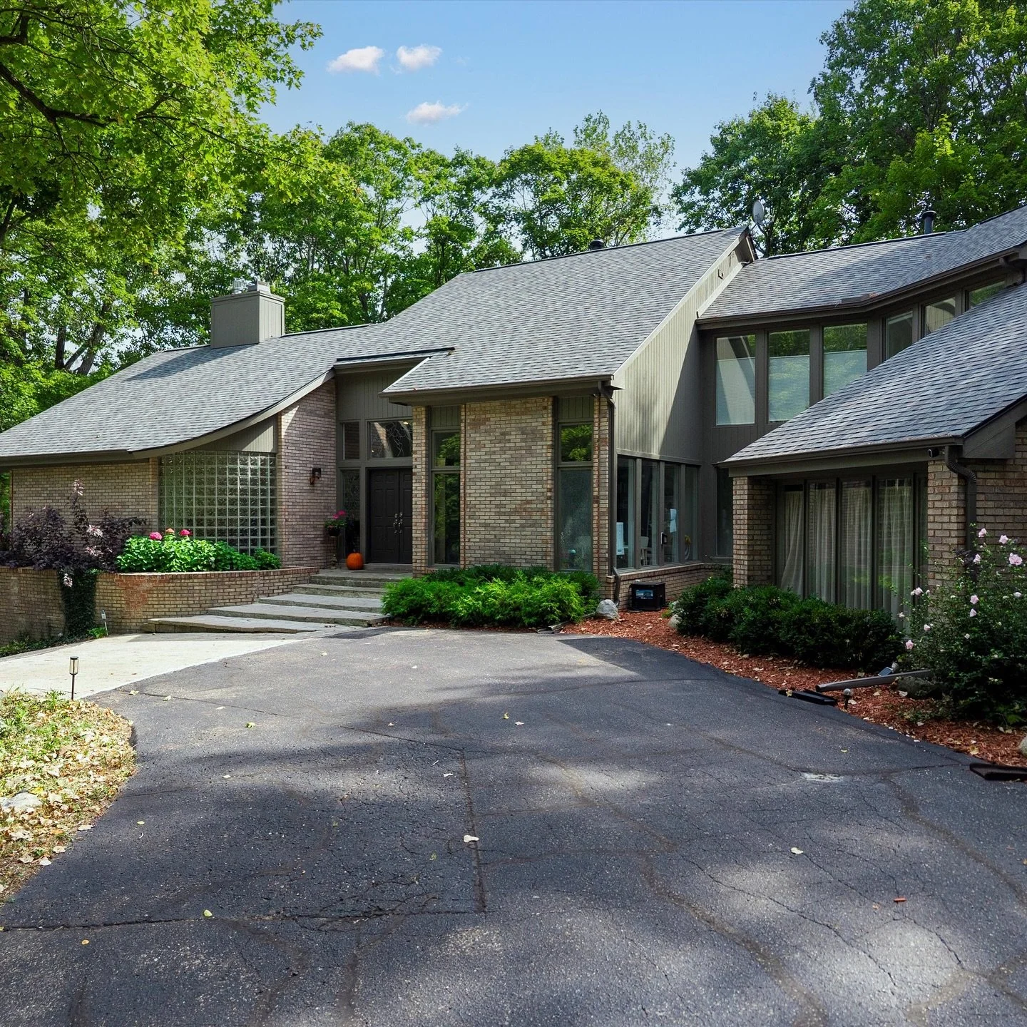 Contemporary Estate on a compound in the Heart of Bloomfield Hills 🏡🌳

Introducing a rare opportunity to own this beautifully renovated contemporary estate, tucked deep into over 2 private acres in the heart of Bloomfield Hills. Offering unmatched 