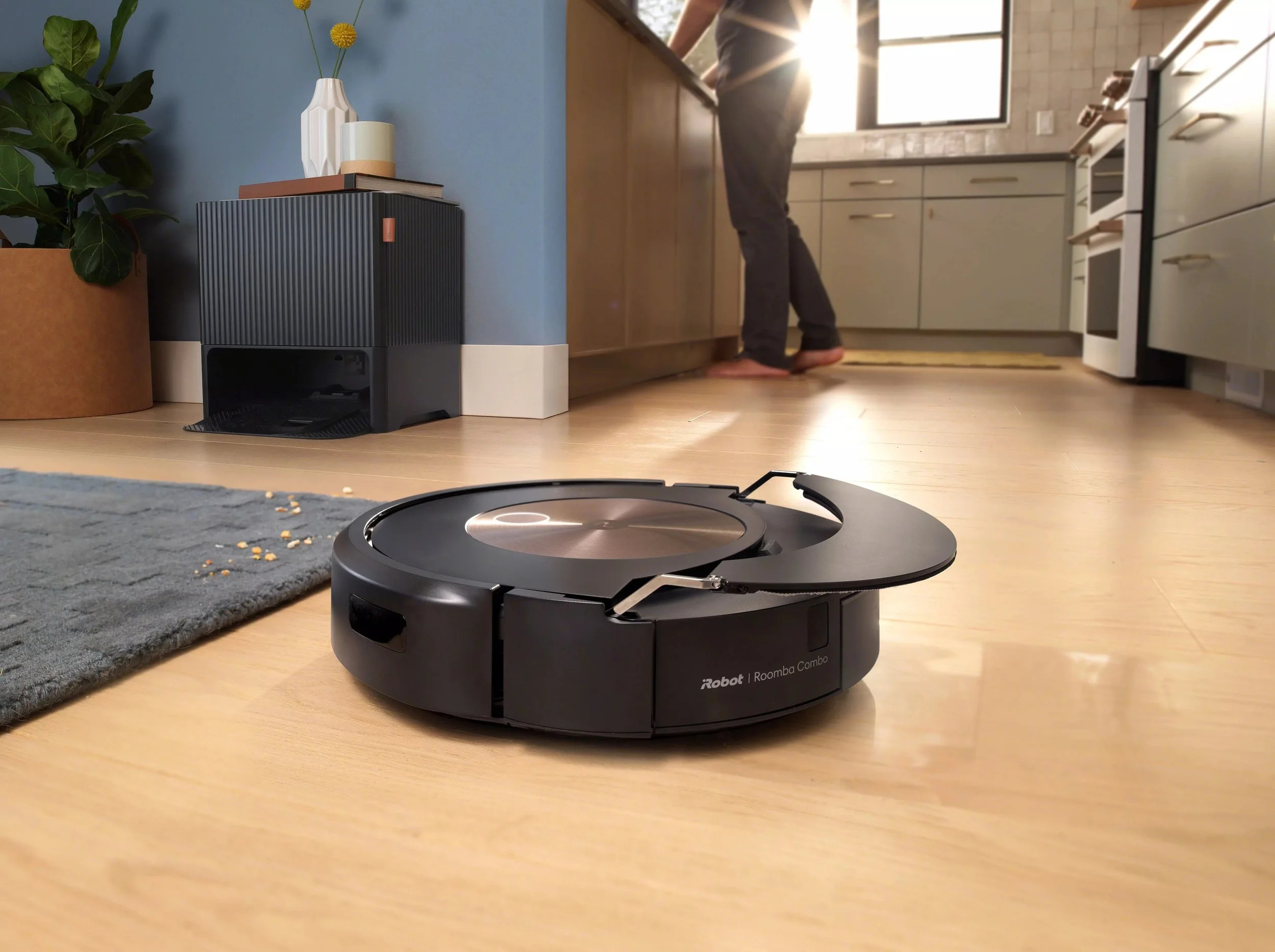 Roomba Combo_j9+_CleanBase Auto Fill_Lifestyle_ArmLifting.jpg