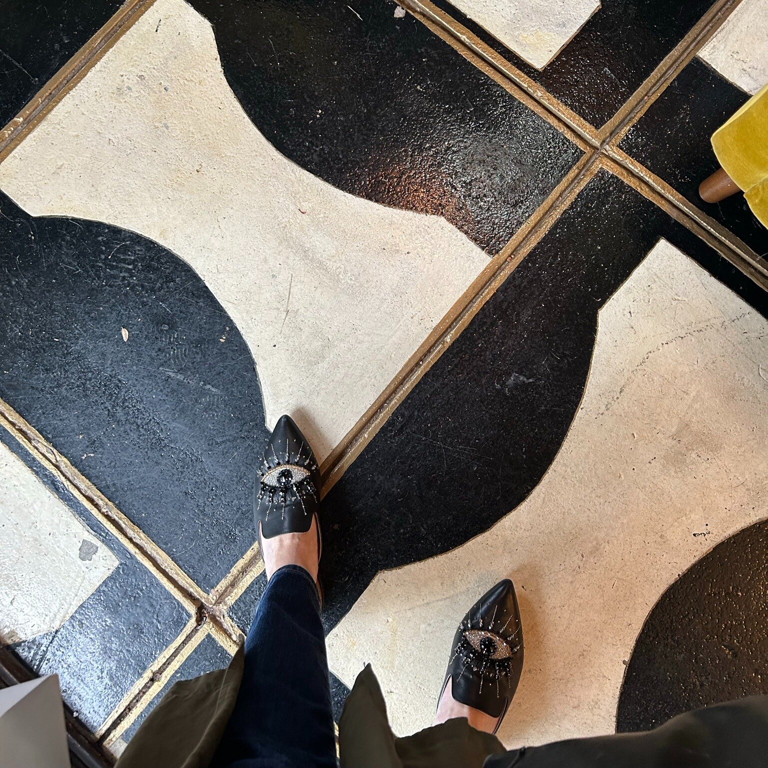 There is something to be said for scaling up. These tiles are fairly simple, but they make a huge impact. #bestfootforward #flooringideas #blackandwhitefloor

#huntleycodesign #triciahuntley #austindesign #shoppinginaustin #designtrip #sourcing #desi