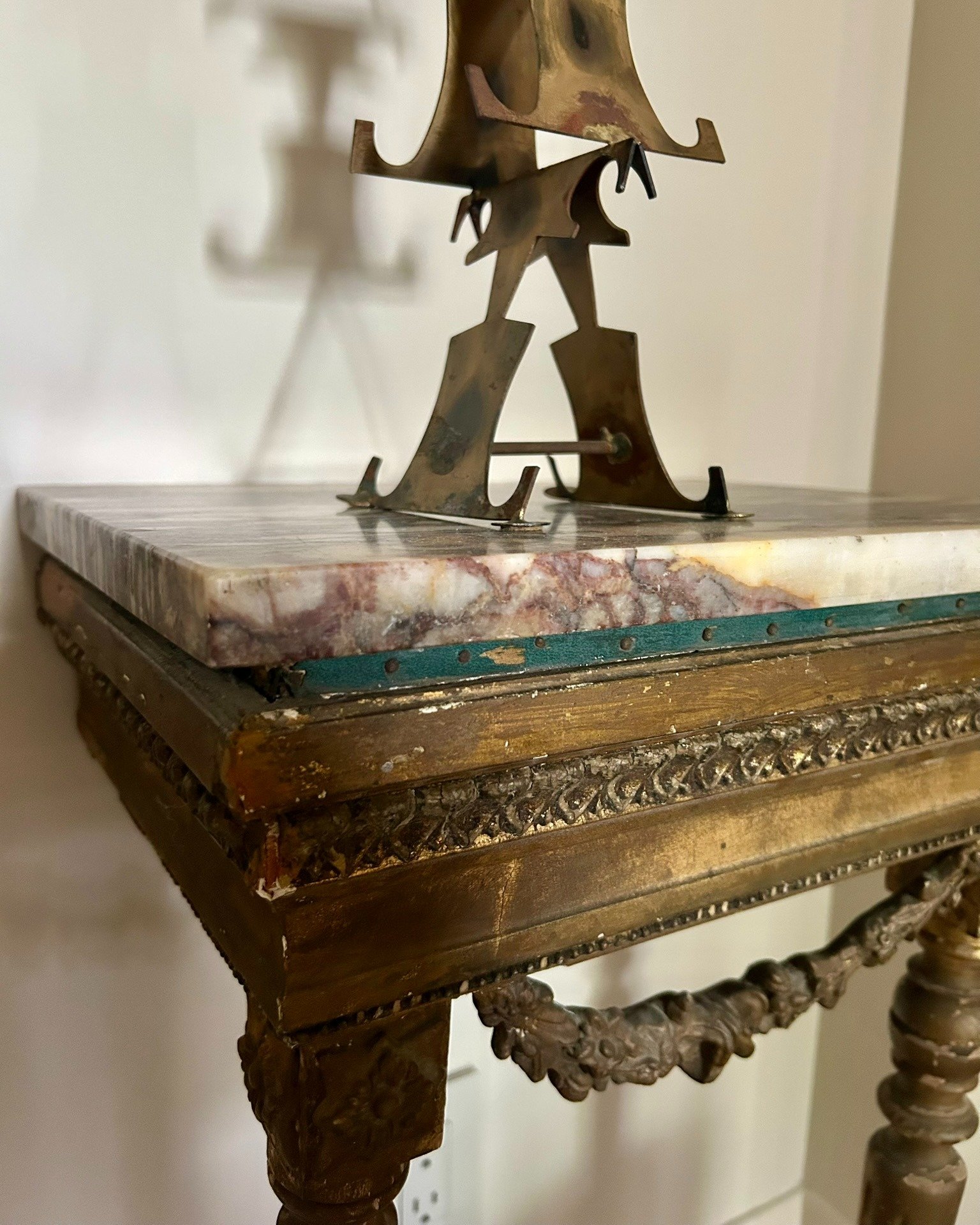 Patina and shadows at Hillcrest.

---------------------------------
#patina #sculpture #brutalism #antiquetable #designdetails #eclecticdecor #eclecticinteriors #huntleyandcompany #triciahuntley #huntleycodesign #interiordesigner #interiordesign #mni