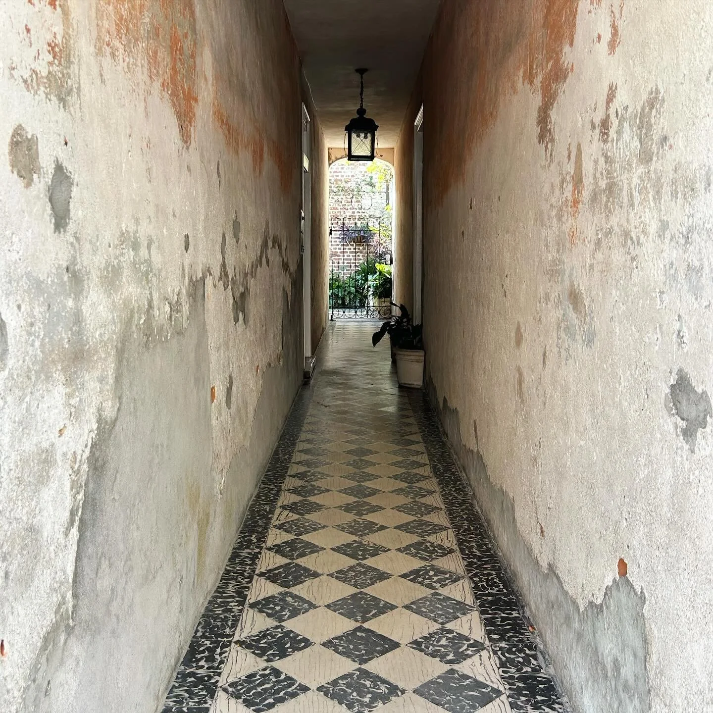 Charleston is always a dream - authentic patina and historical character around every corner.  #huntleycotravels #interiordesignfiles #interiordesignlife #whatisee #whatiphotograph