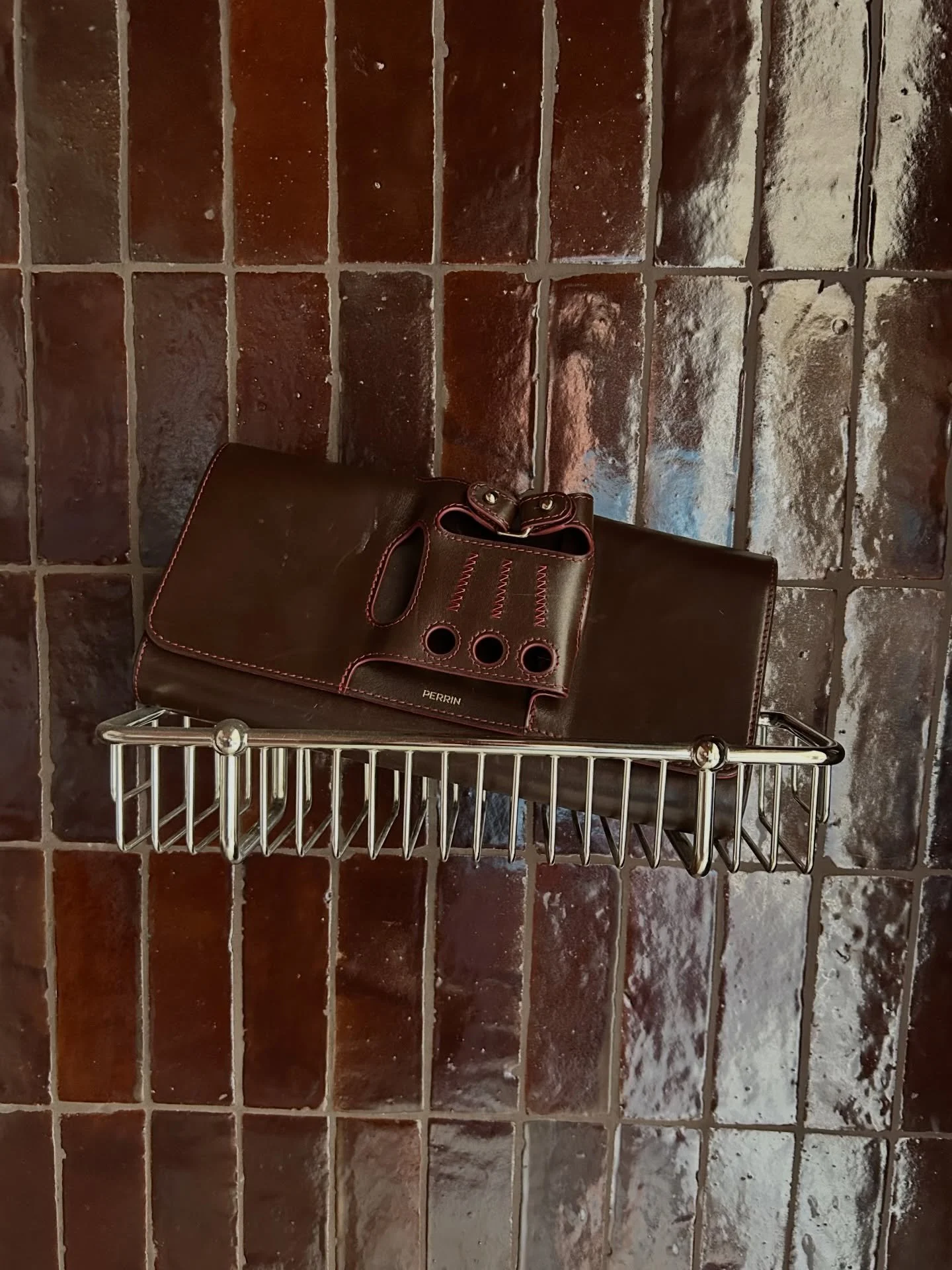 When you realize your interior and fashion styles overlap 100% on the Venn diagram. More examples in Stories 😘 #huntleycodesign #triciahuntley #clutchbag #guestbath #mninteriordesigner