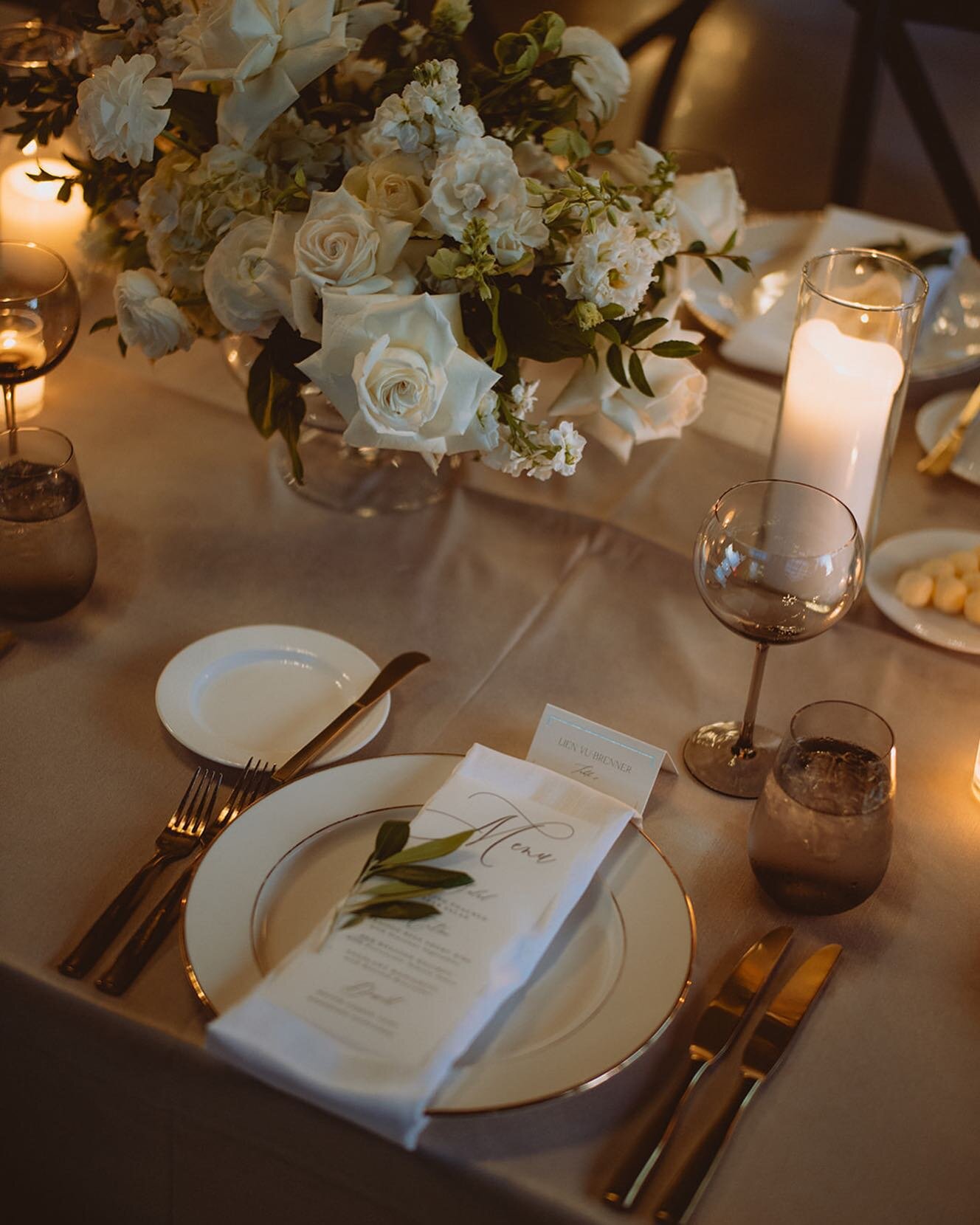 A dreamy glow🕯️

Photo: @teribphotography
Planning+ : @planprepparty
Florals: @floralluxe