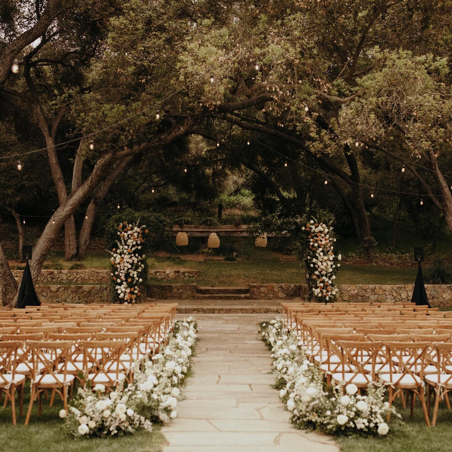 Walk this way🚸

Pros: @jordanvoth @layeredvintage @planprepparty

#weddingceremony #weddingplanning #destinationweddings #Blackweddingplanner #planprepparty #weddingdesign #ceremonyaisle #gardenwedding #Blackweddingdesigner #worldwideweddingplanner 