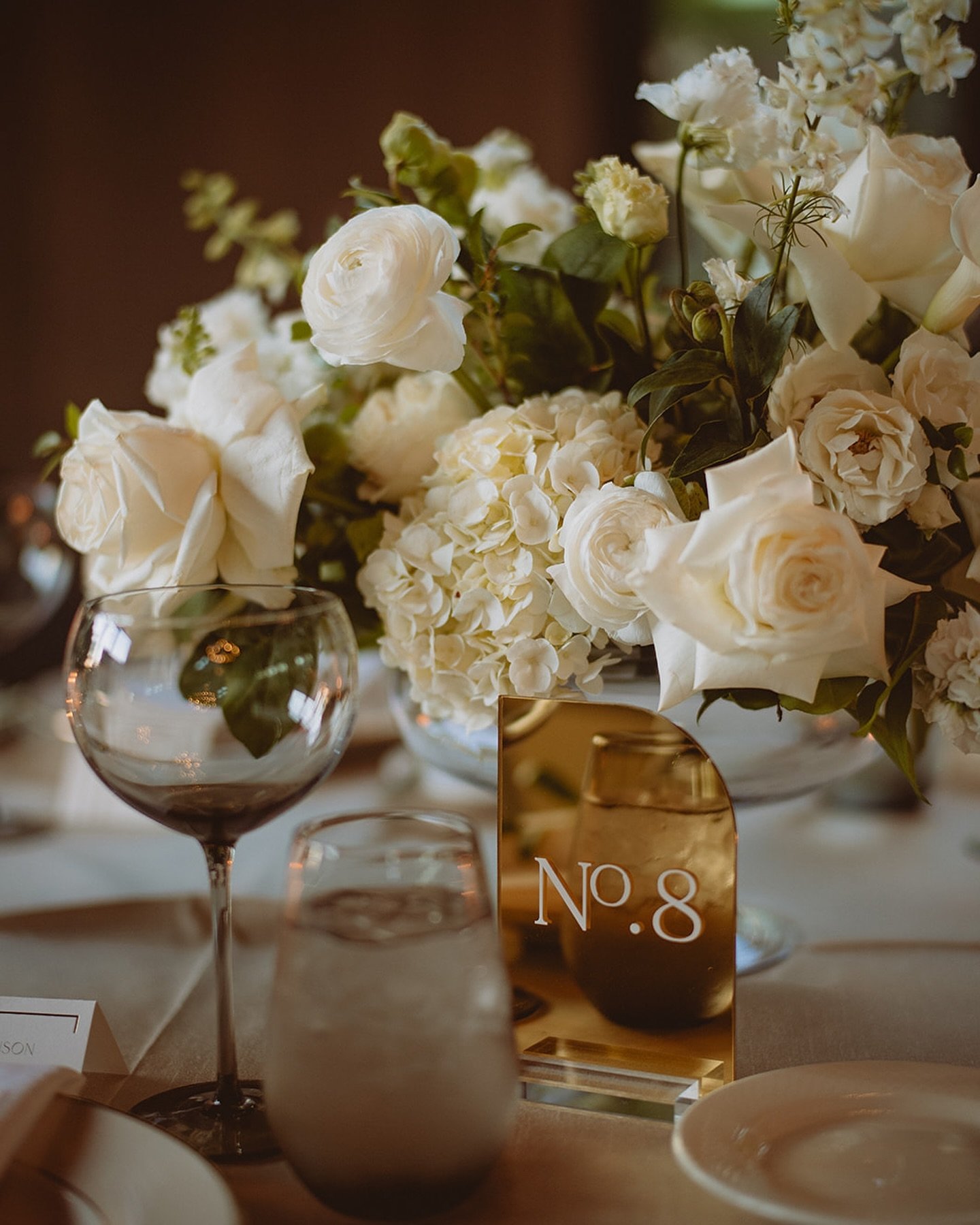 Timeless tabletop details.🕰️
&bull;&bull; Captured by @teribphotography |Planning+ @planprepparty |Pros @floralluxe @brighteventrentals @theestateyountville

#weddingflorals #centerpiece #whiteweddingflorals #winerywedding #weddingdesign #weddingpla