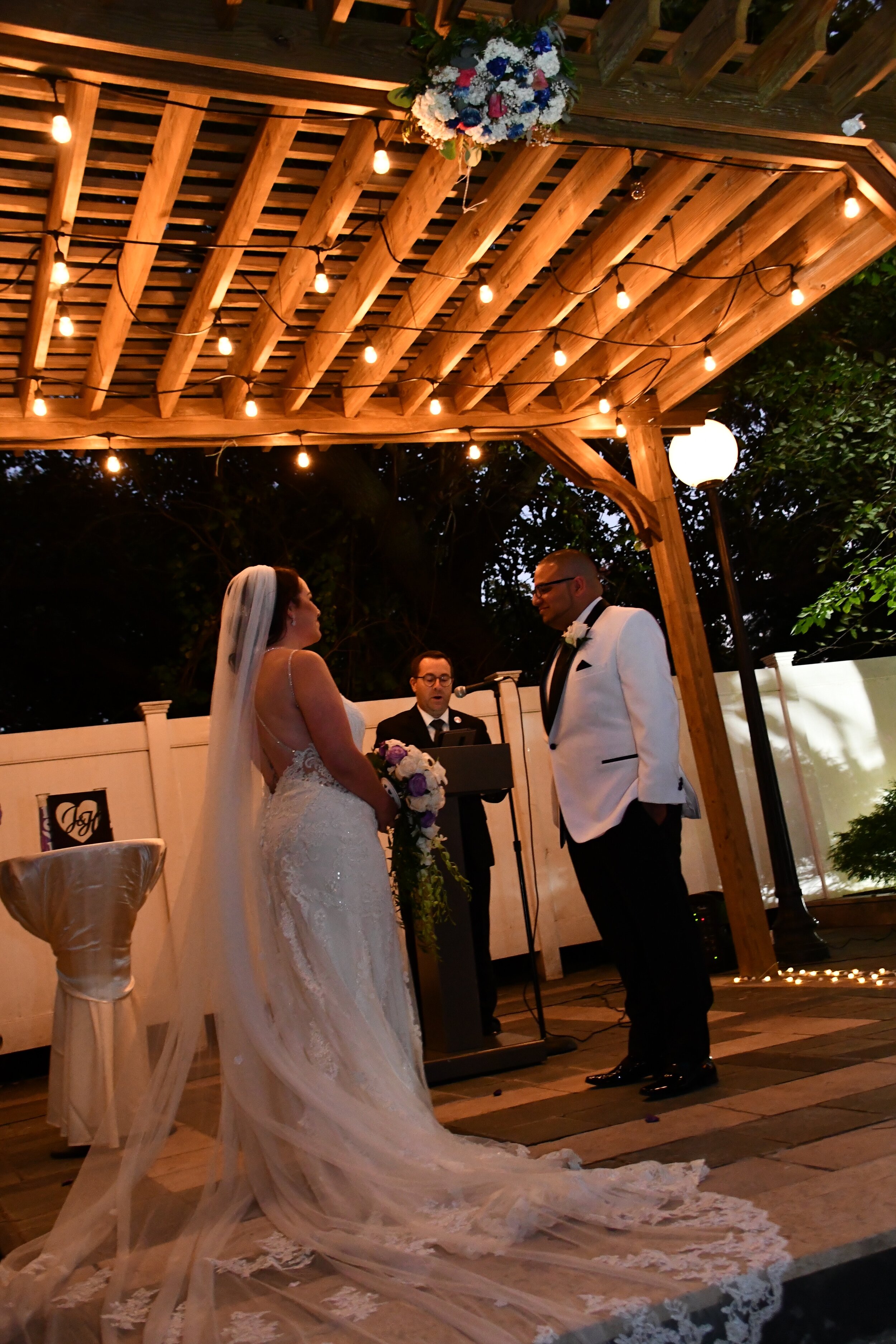 outdoor wedding officiant.jpg