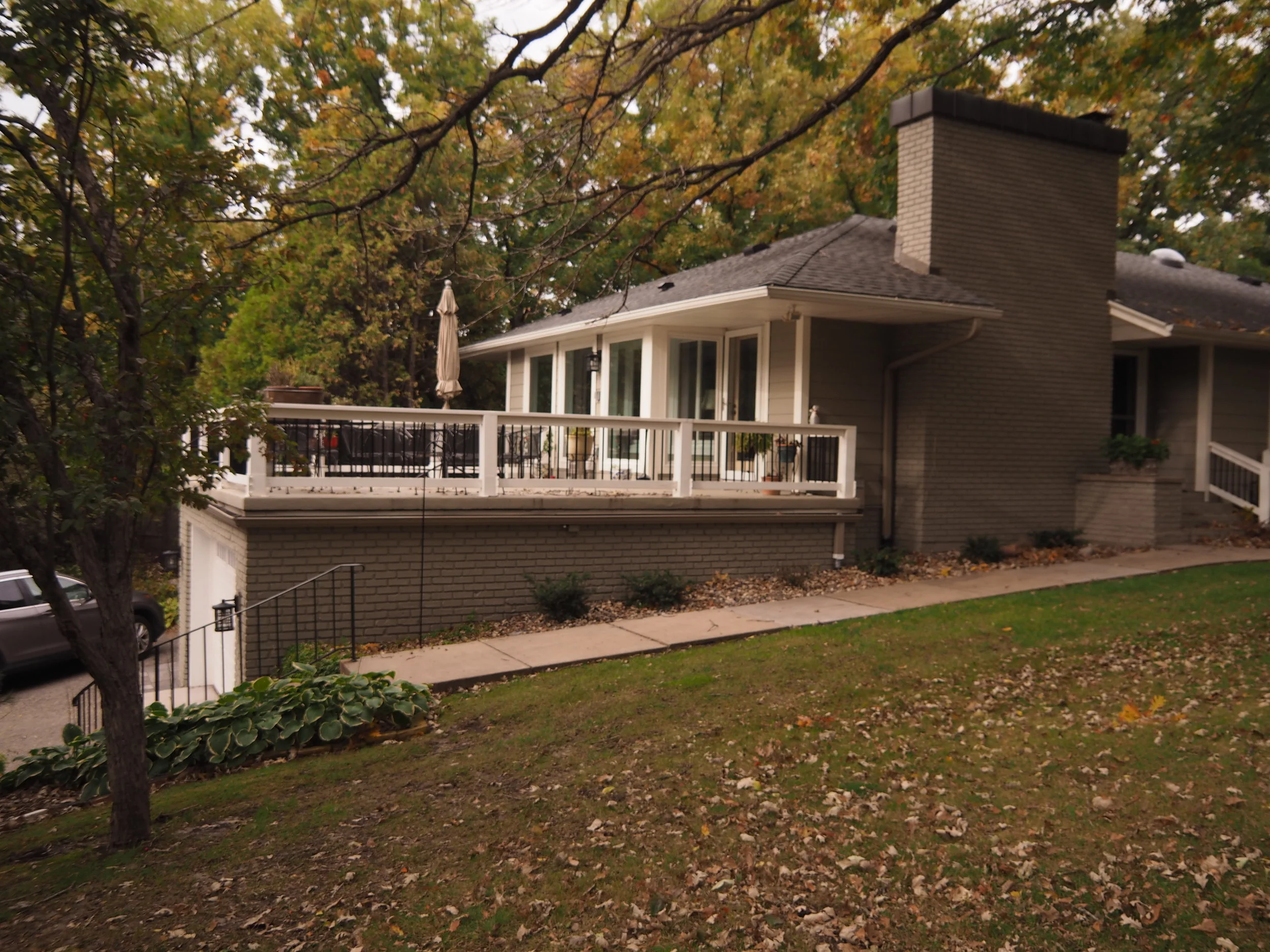  The design used the existing large roof overhang to provide a gallery stair and entry from the garage to the upper home 
