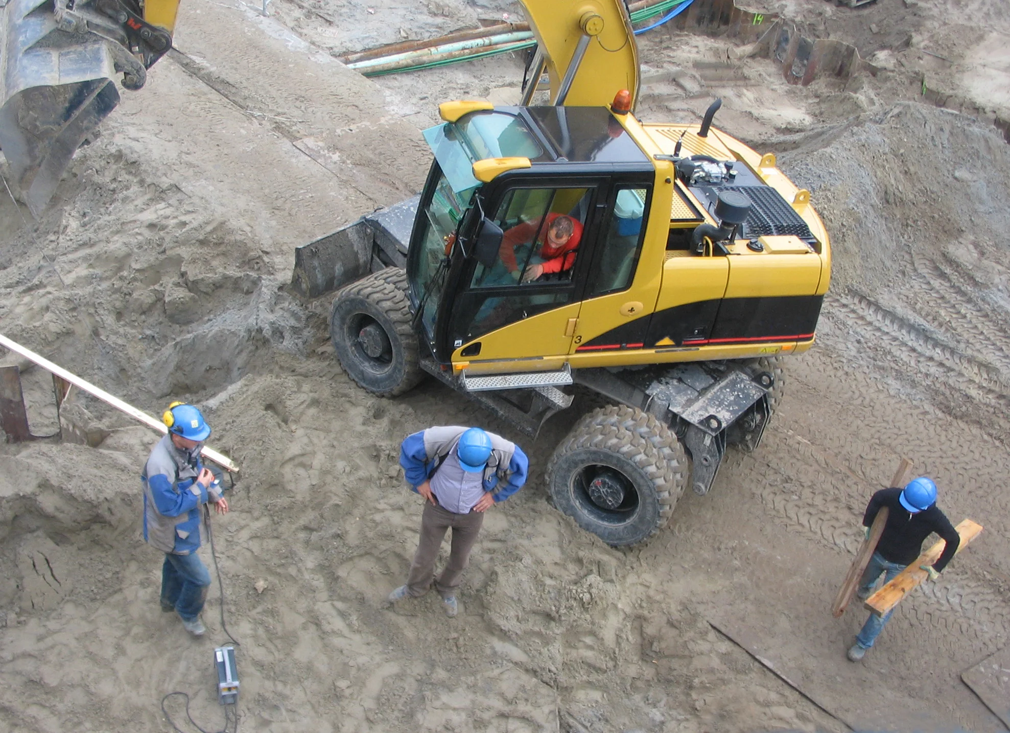 construction-workers-1213669.jpg
