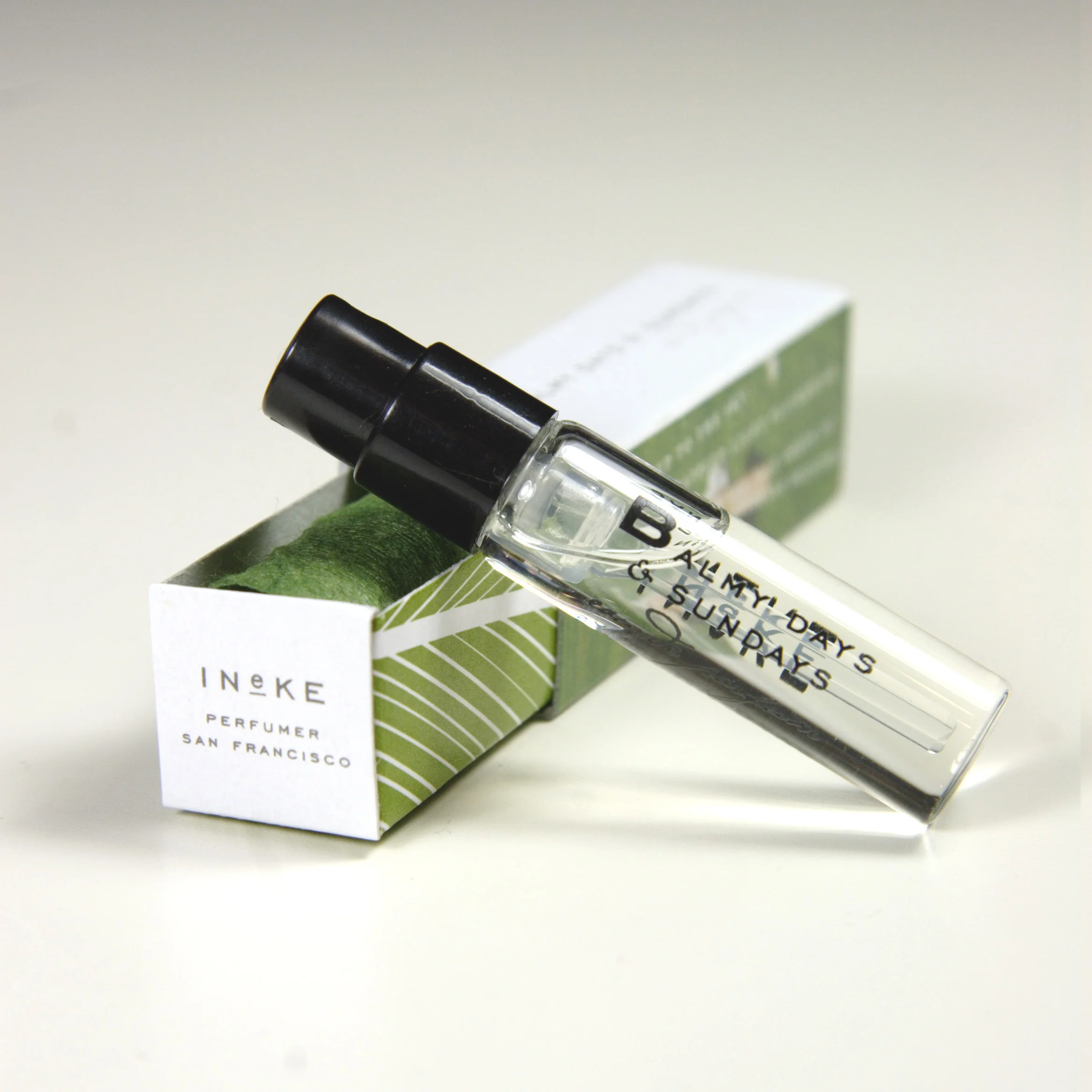 Balmy Days & Sundays Green Floral Top Notes: Freesia, Leafy Greens, Grass Middle Notes: Honeysuckle, Rose, Mimosa Base Notes: Chypre Accent, Musk