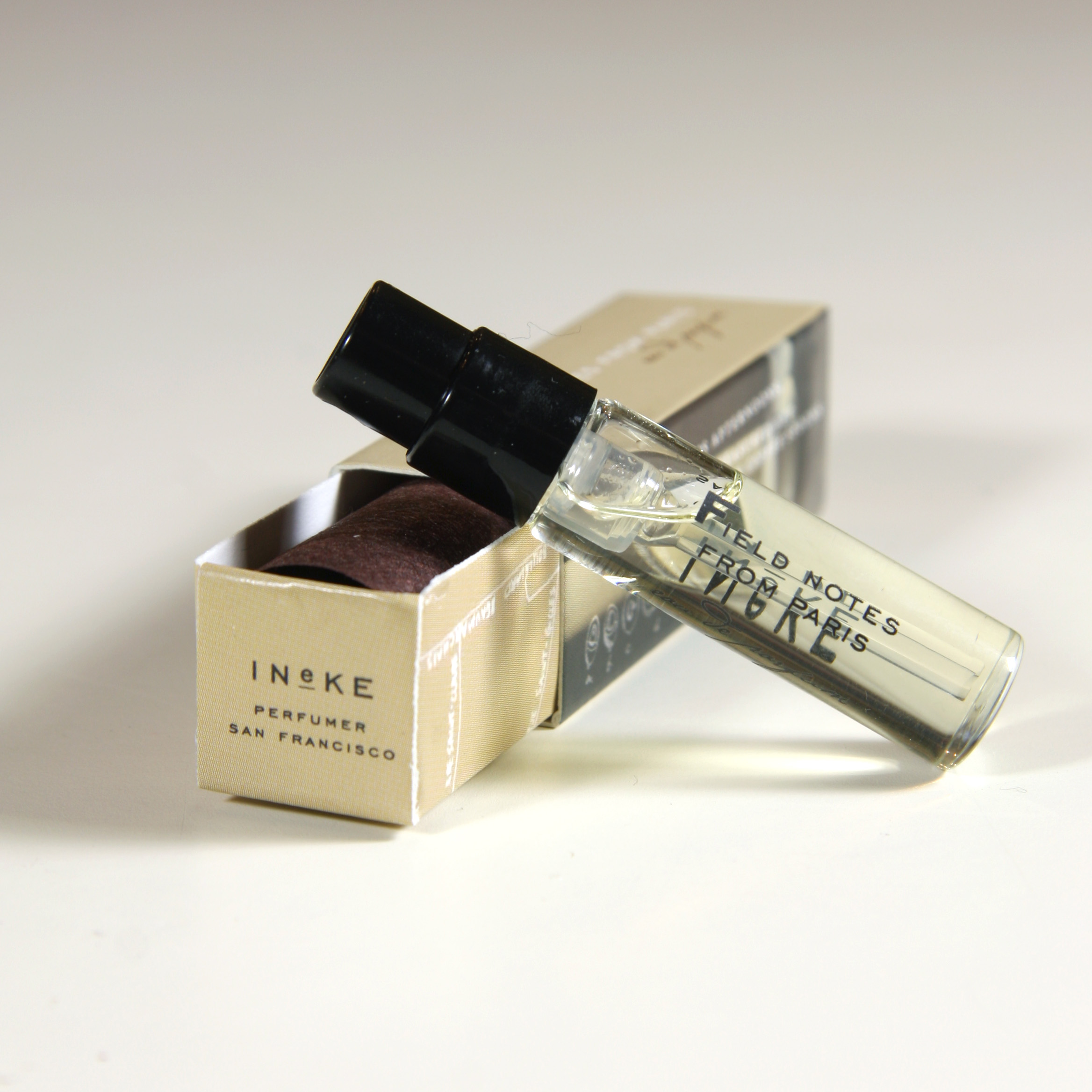 Field Notes from Paris Woody Oriental Top Notes: Coriander Seed, Orange Flower, Bergamot Middle Notes: Tobacco Flower & Leaf, Patchouli, Cedar Base Notes: Tonka Bean, Leather, Beeswax, Vanilla