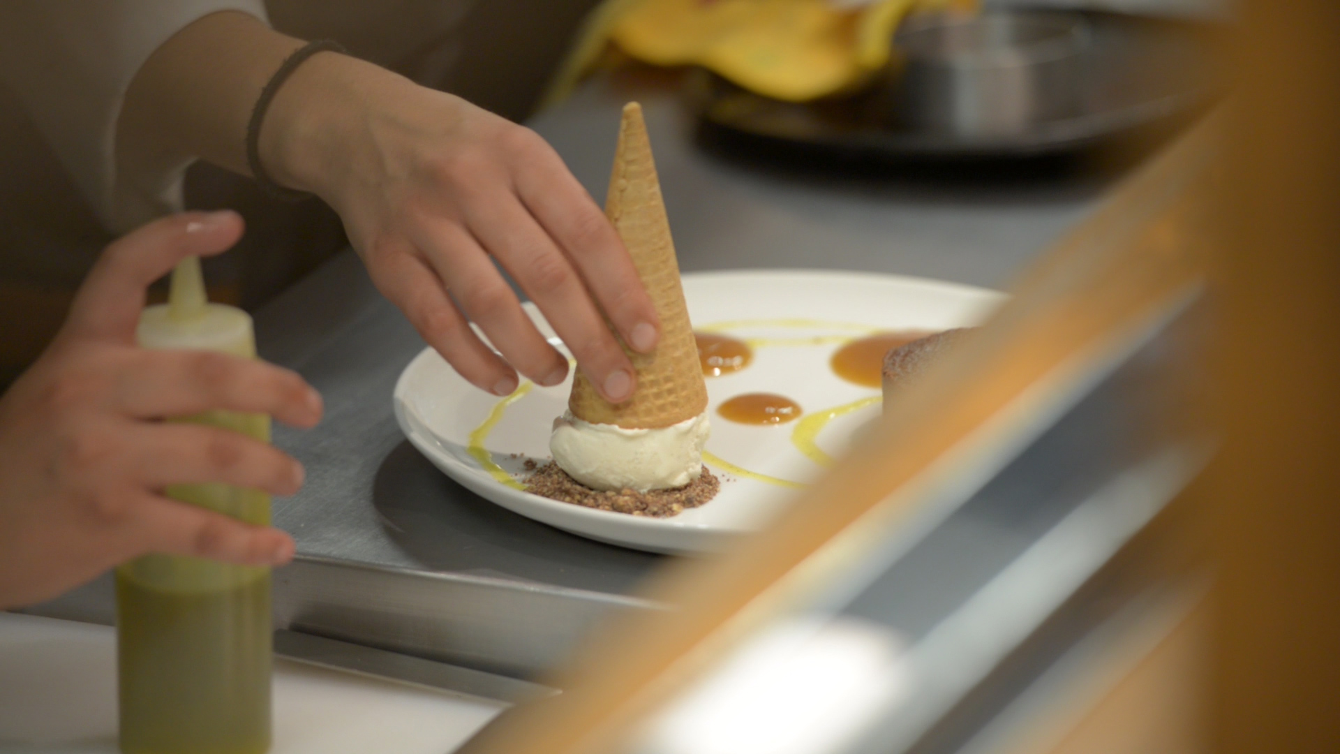 Mostrando el cuidadoso  mise en place  detrás de un postre icónico. 